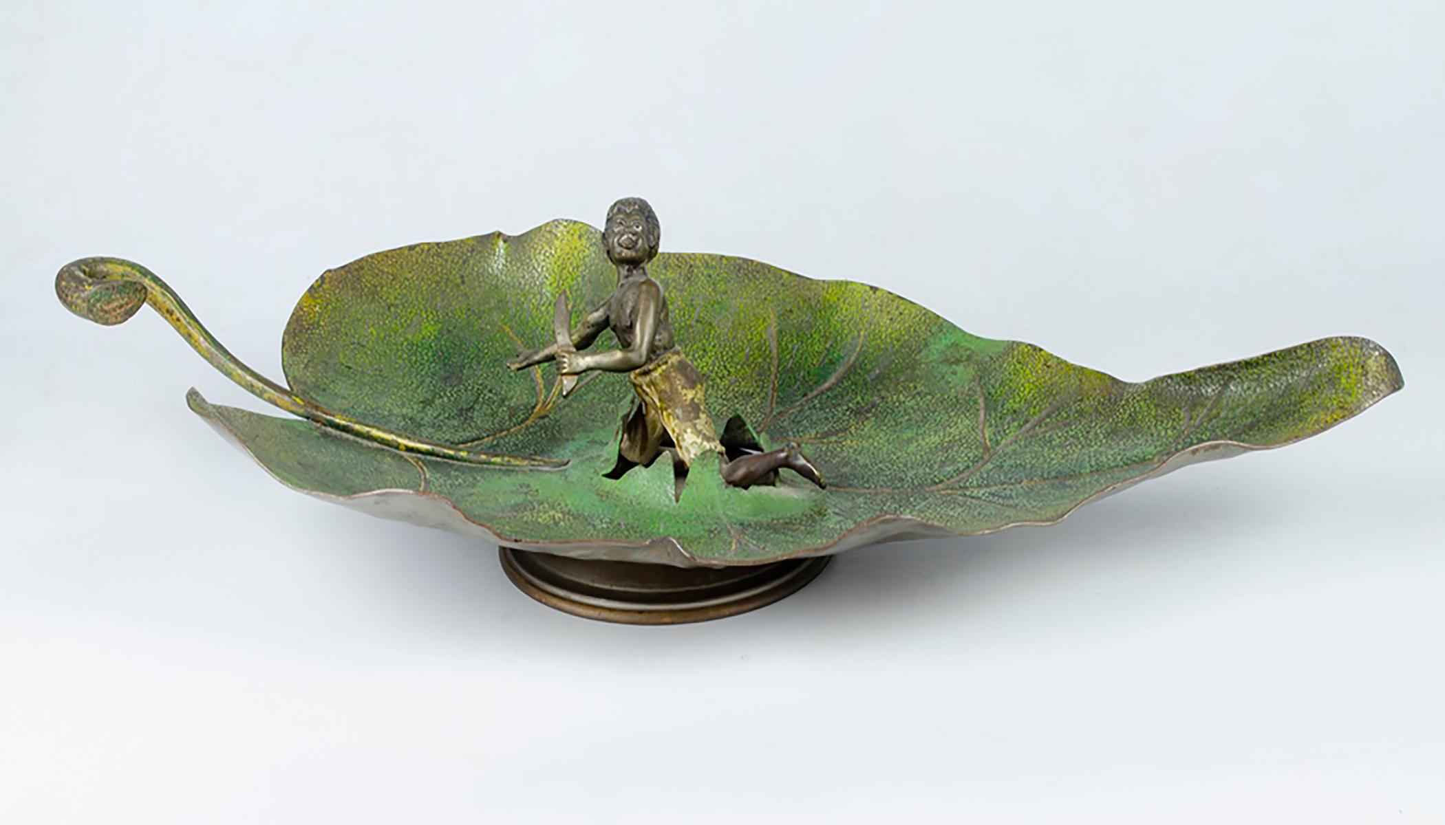 Antique Austrian Cold-Painted Bronze, Boy on a leaf, 20th century In Good Condition For Sale In Autonomous City Buenos Aires, CABA