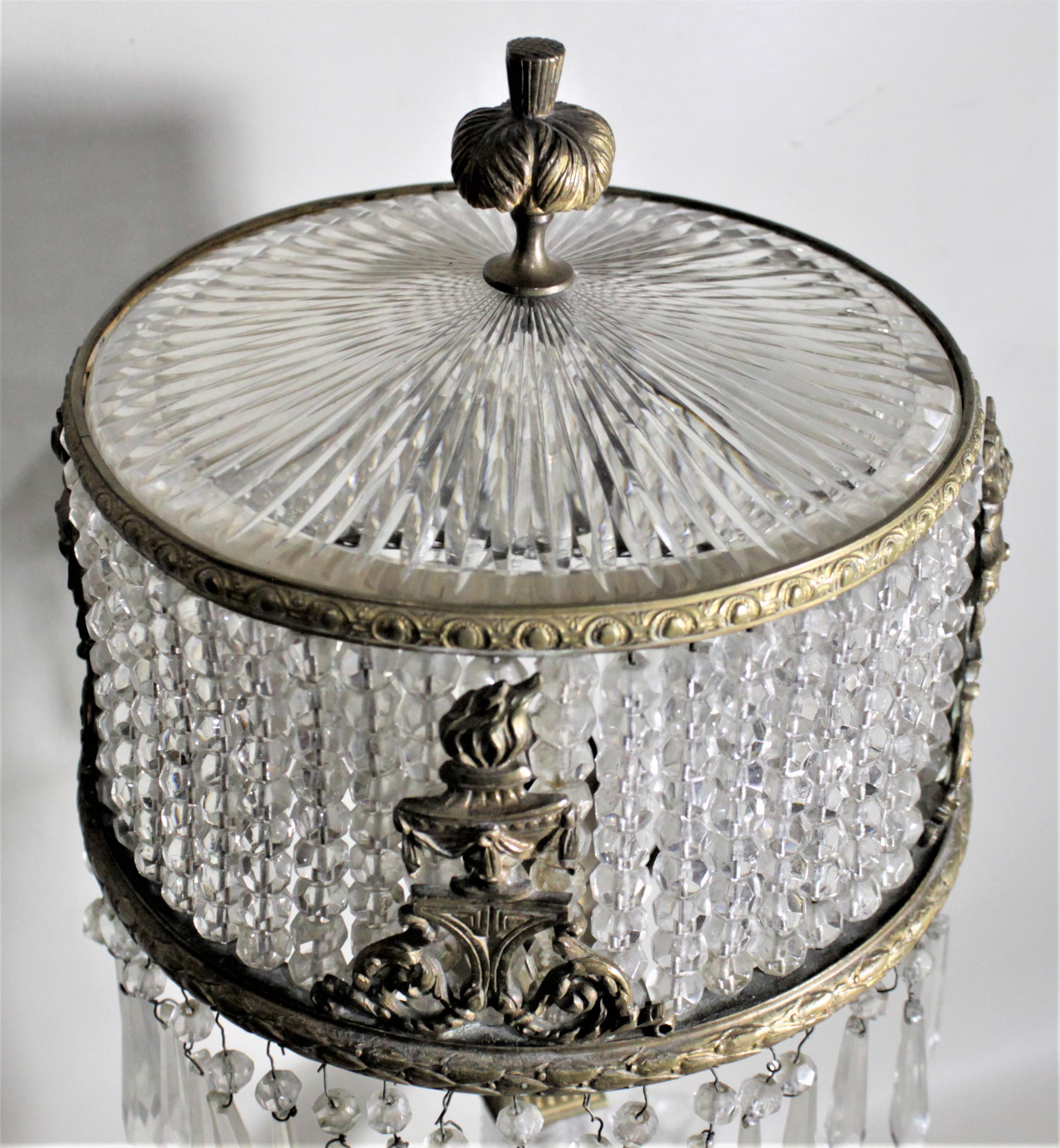Antique lampe de table en cristal autrichien & en métal doré avec une épergne ou des vases à bourgeons en vente 2