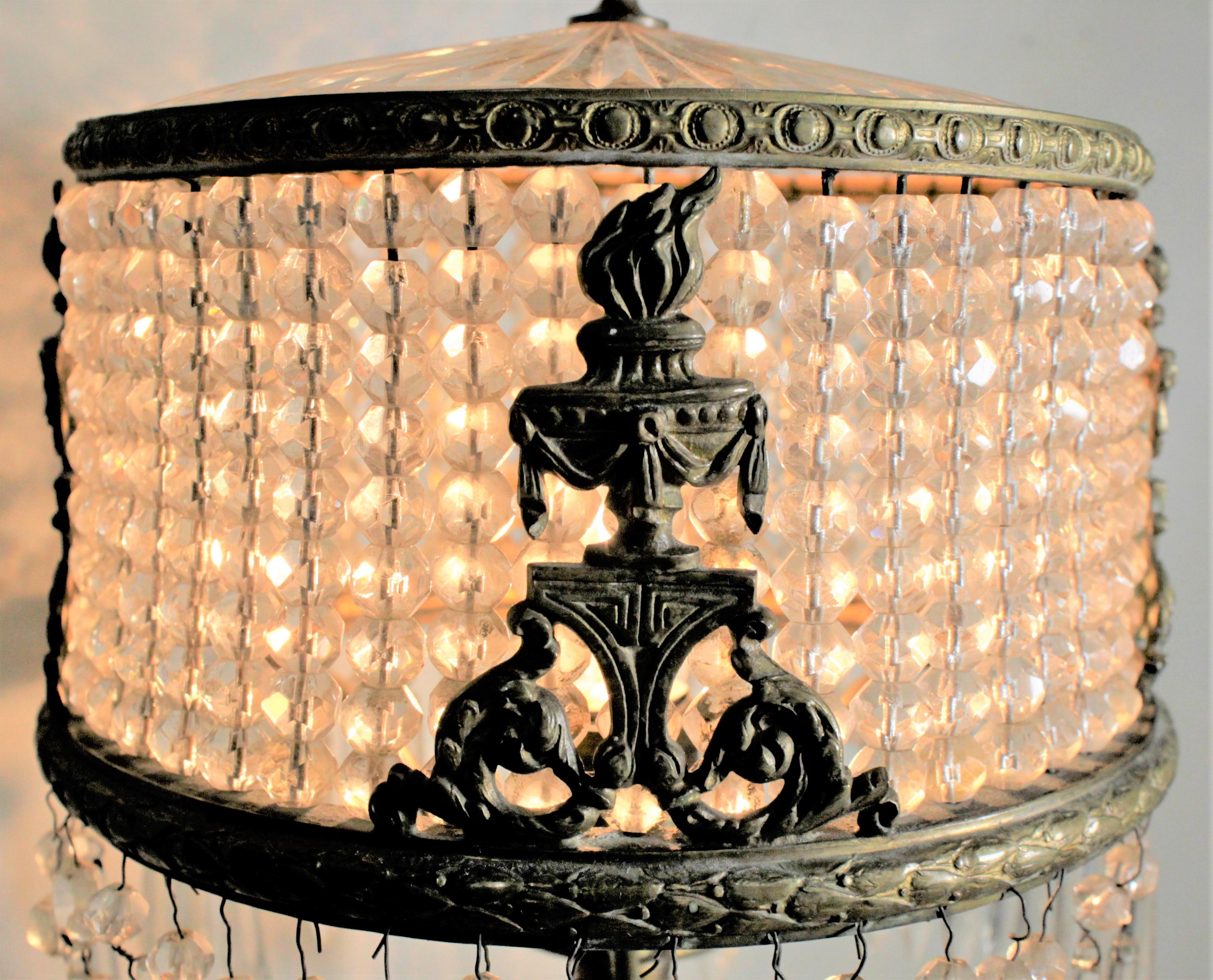 Antique lampe de table en cristal autrichien & en métal doré avec une épergne ou des vases à bourgeons en vente 4