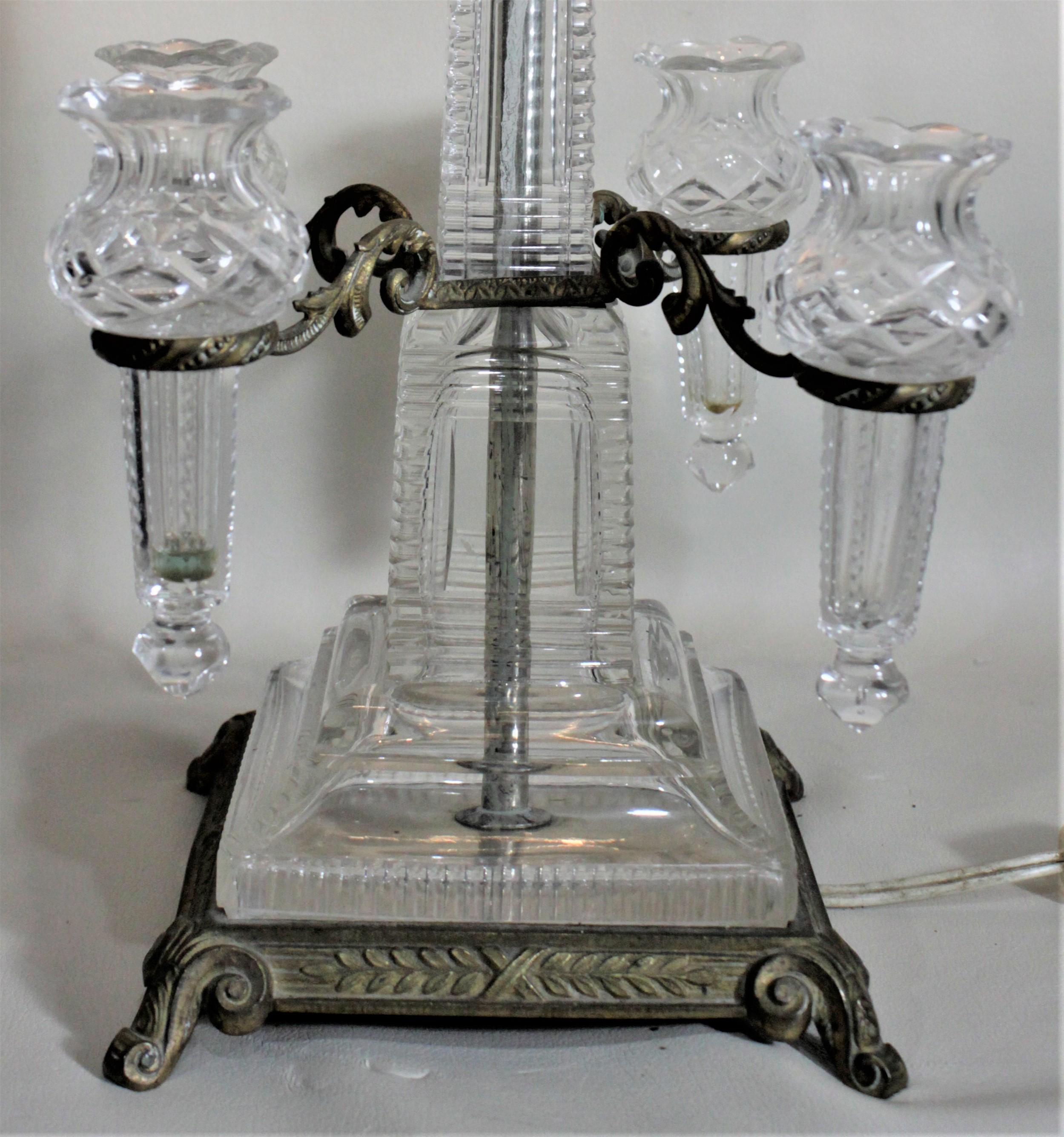 Antique lampe de table en cristal autrichien & en métal doré avec une épergne ou des vases à bourgeons en vente 5