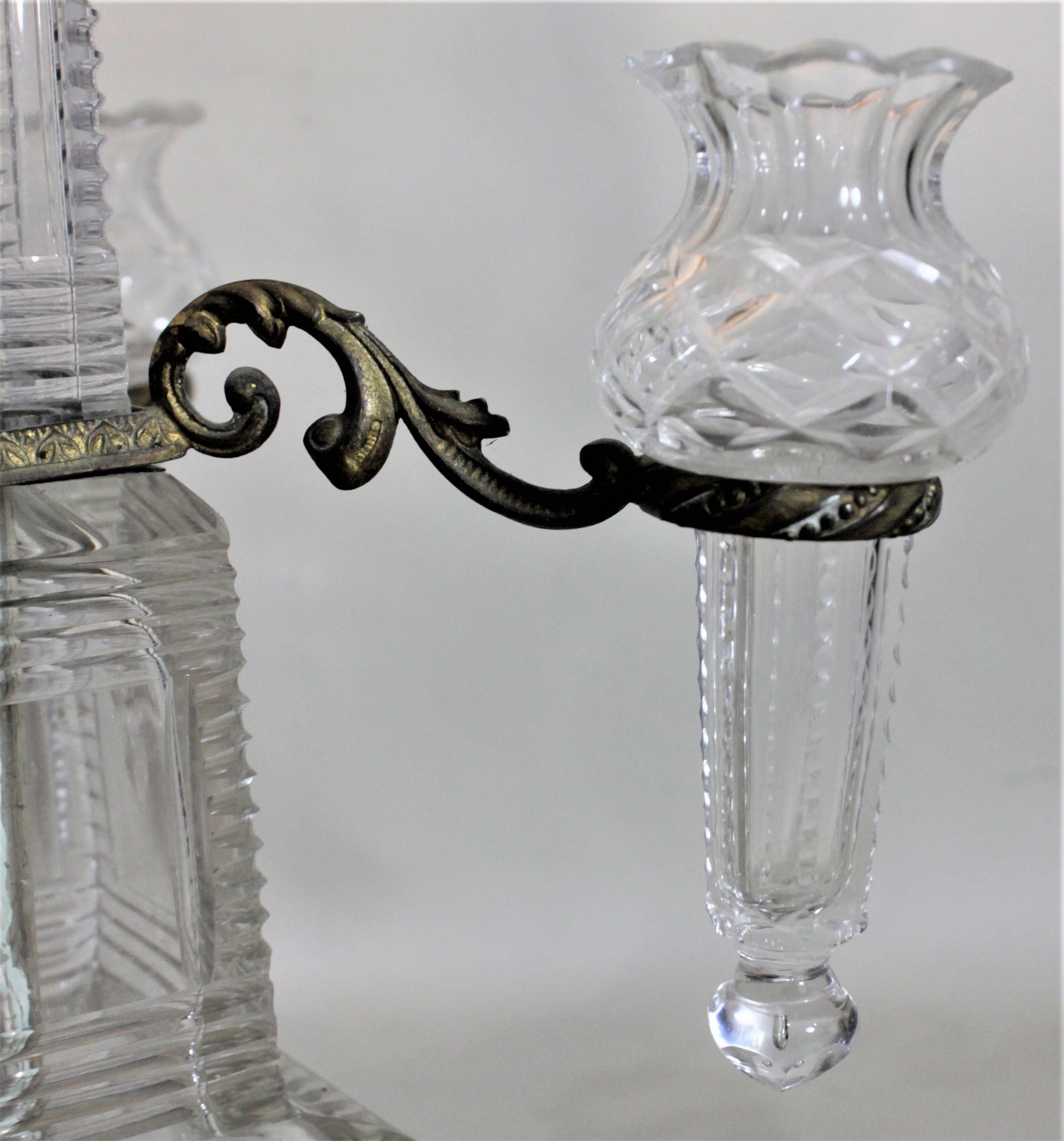 Antique lampe de table en cristal autrichien & en métal doré avec une épergne ou des vases à bourgeons en vente 6