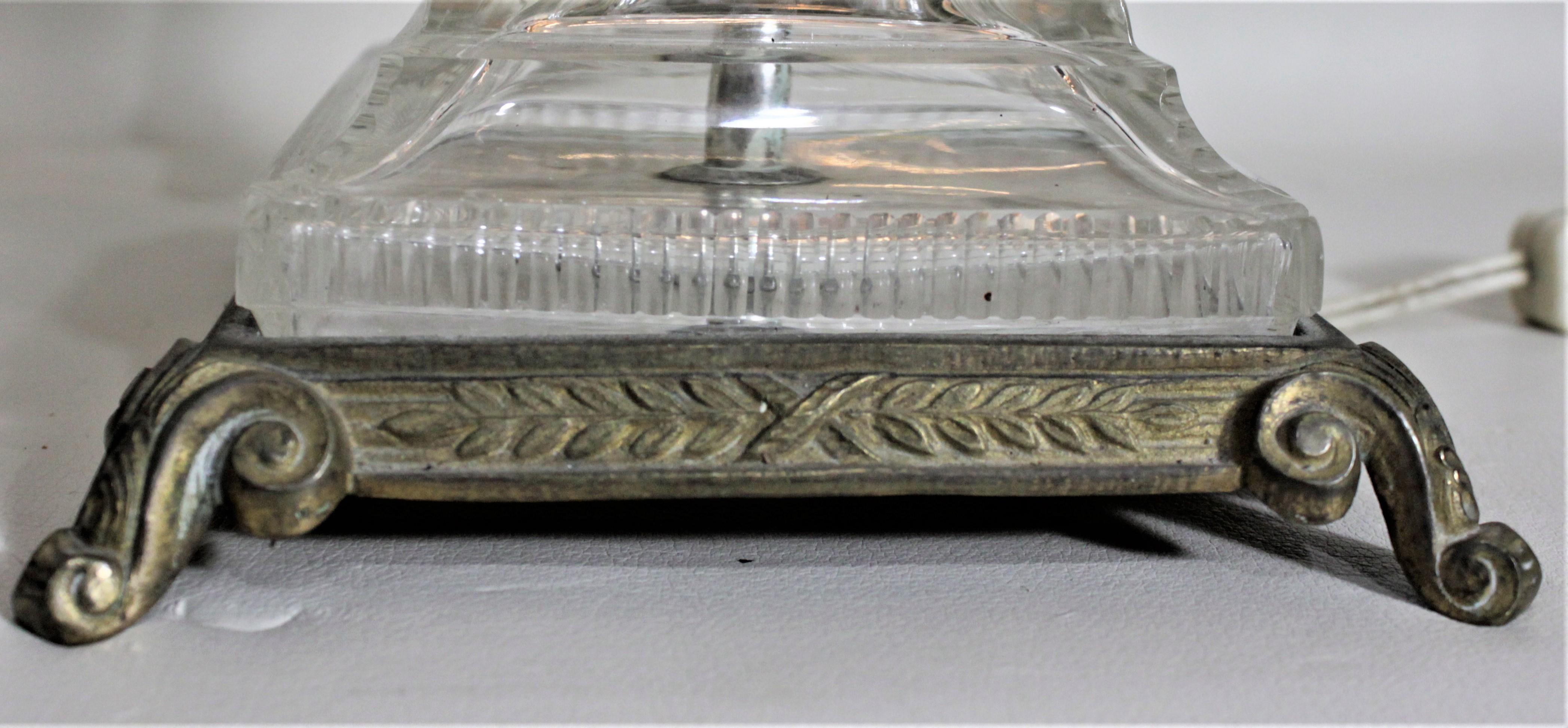 Antique lampe de table en cristal autrichien & en métal doré avec une épergne ou des vases à bourgeons en vente 9