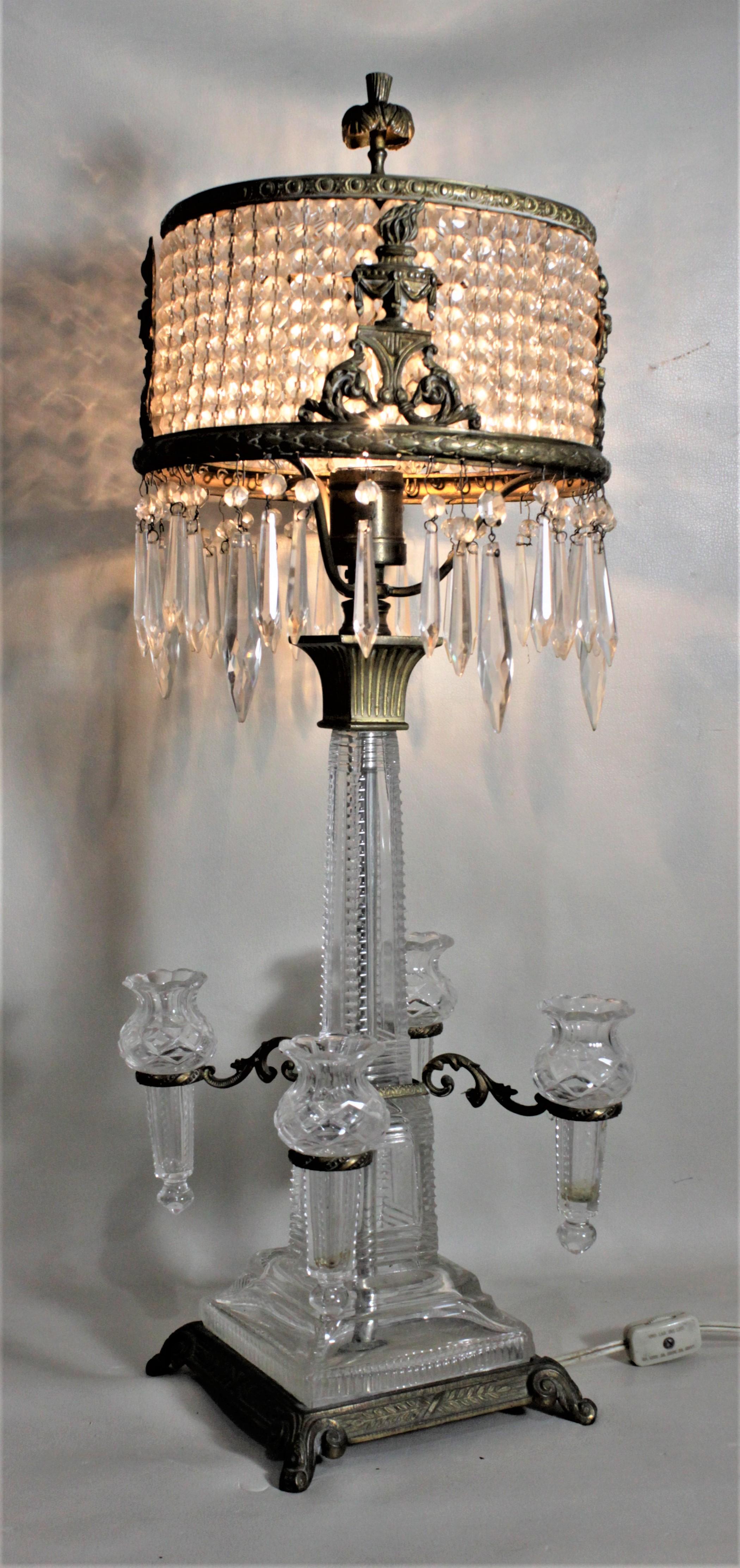 Édouardien Antique lampe de table en cristal autrichien & en métal doré avec une épergne ou des vases à bourgeons en vente