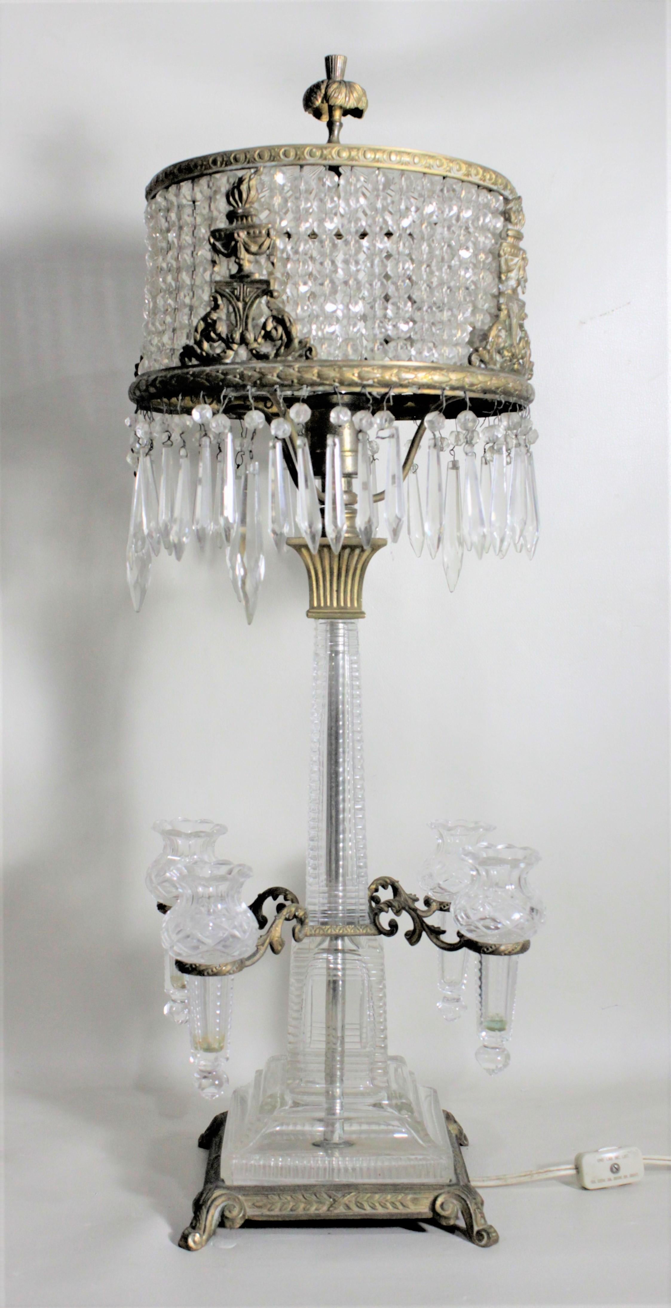 20ième siècle Antique lampe de table en cristal autrichien & en métal doré avec une épergne ou des vases à bourgeons en vente
