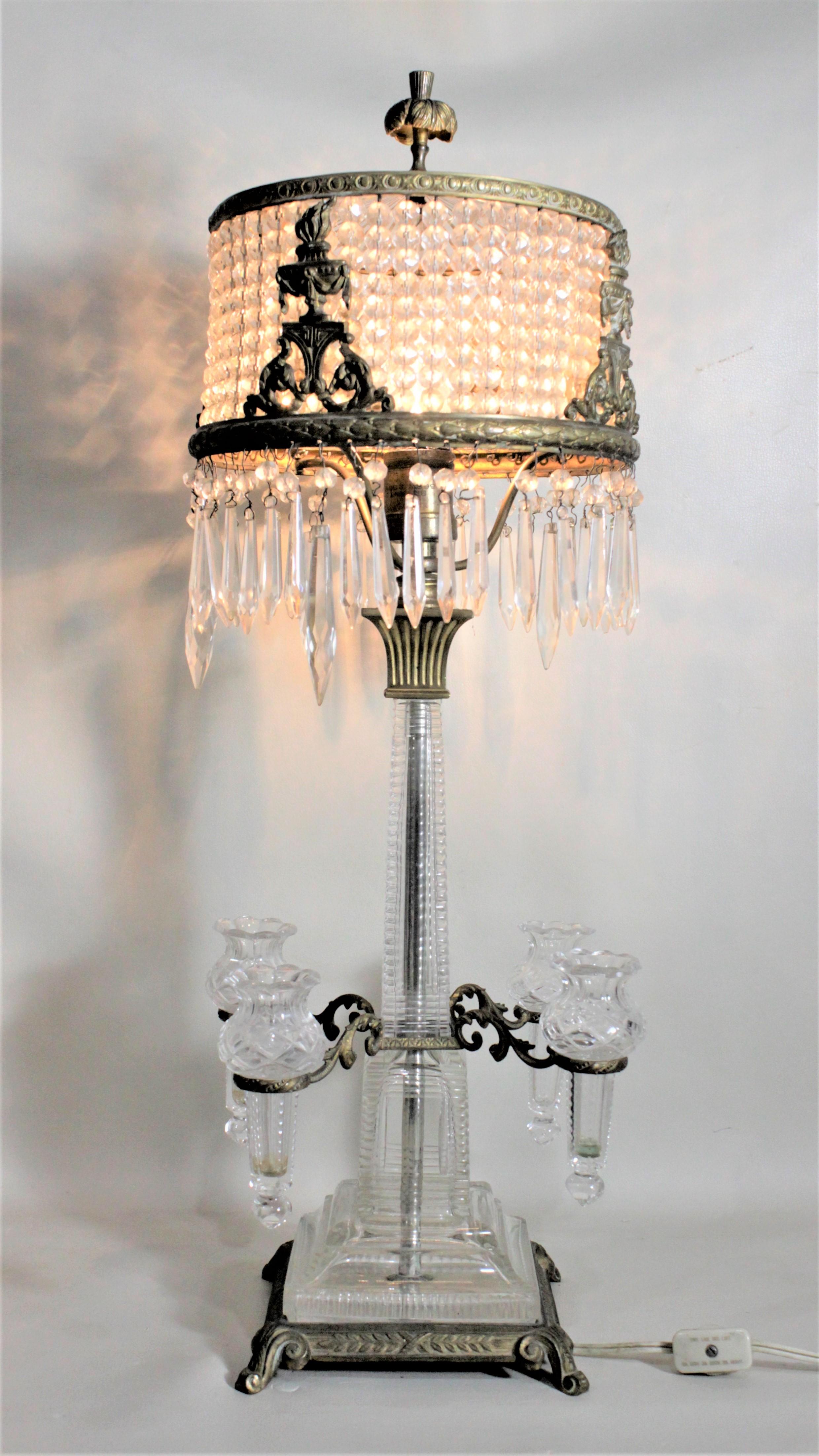 Cristal Antique lampe de table en cristal autrichien & en métal doré avec une épergne ou des vases à bourgeons en vente