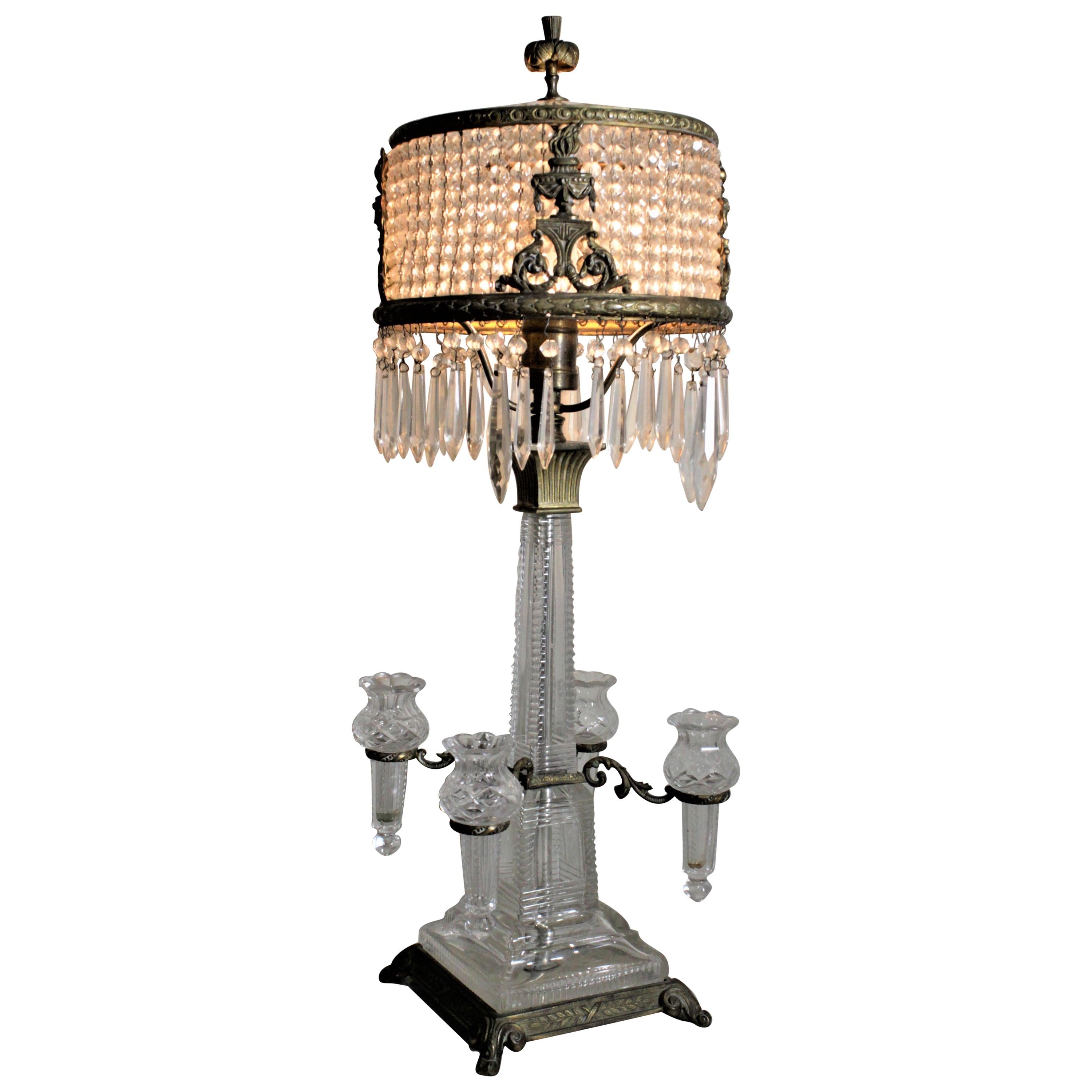 Antique lampe de table en cristal autrichien & en métal doré avec une épergne ou des vases à bourgeons en vente