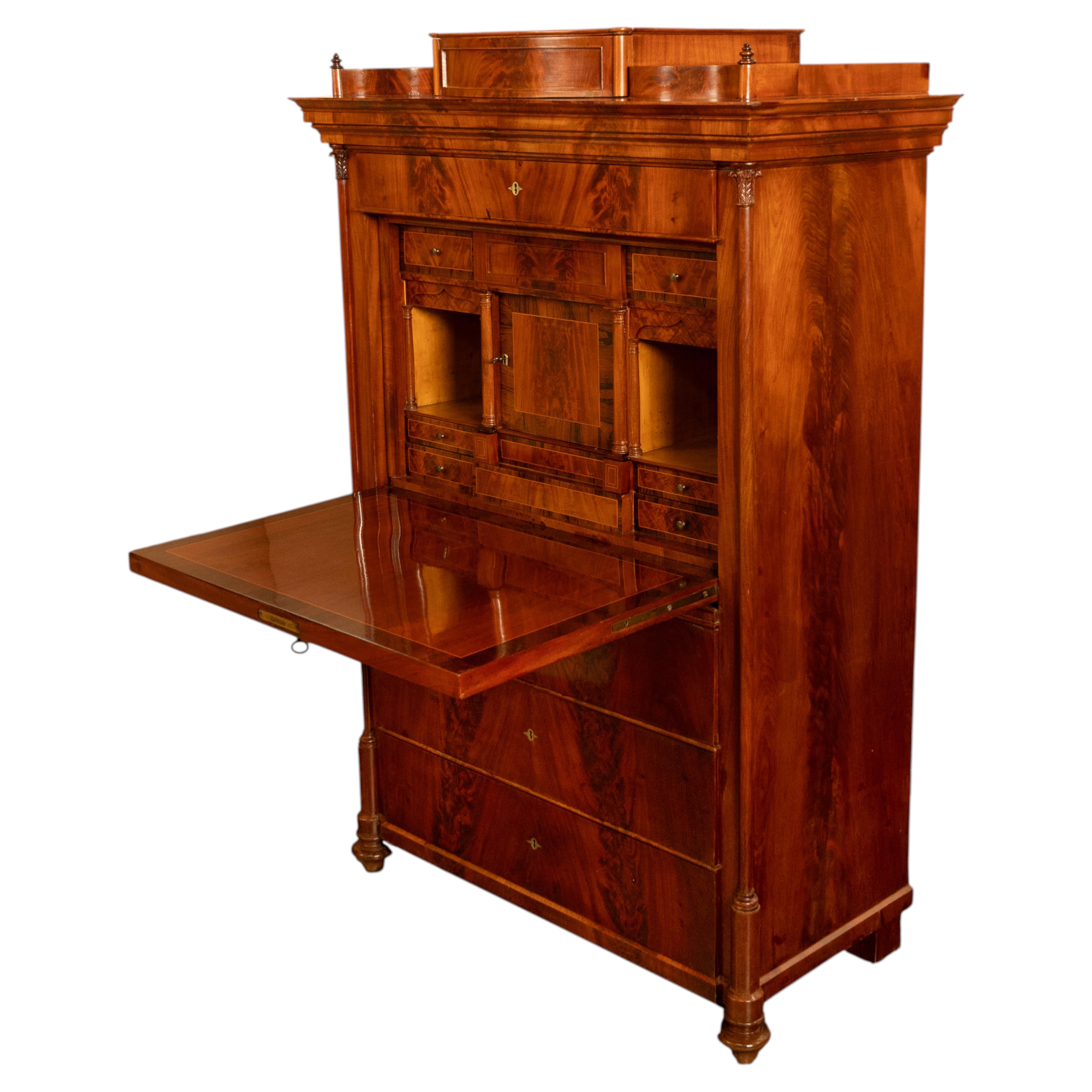 Antico secretaire austriaco in stile Biedermeier del 1820, in mogano fiammato con intarsi in palissandro in vendita