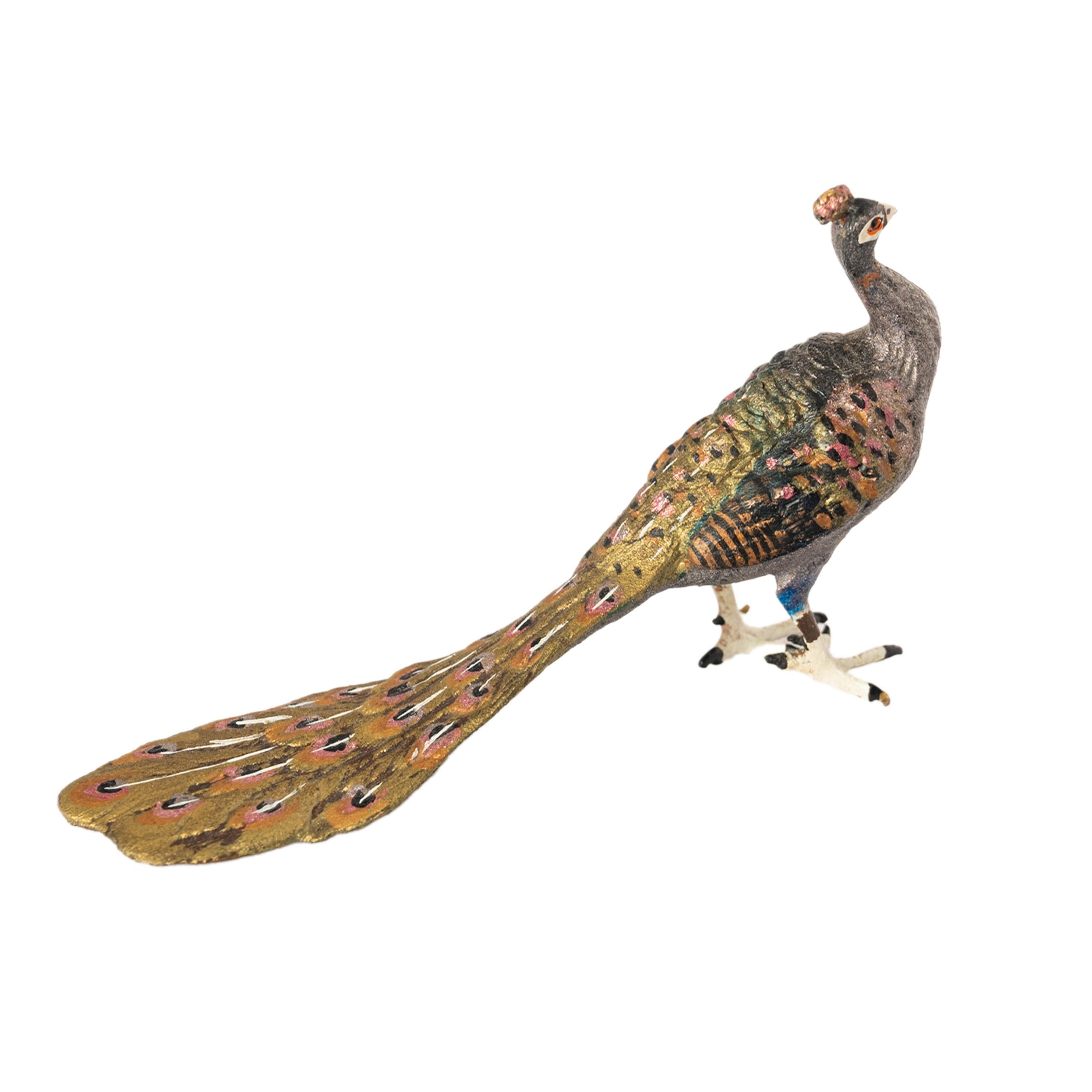 Antigua escultura austriaca Art Nouveau de bronce pintado en frío de un pavo real, obra de Franz Bergman, Viena, hacia 1920.
El bronce representa un pavo real extraordinariamente realista con las plumas de la cola desplegadas, su trenza de plumas