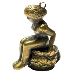 Antiguo cortapuros de figura de niña austriaca para cadena de reloj de bolsillo, FOB, años 1890
