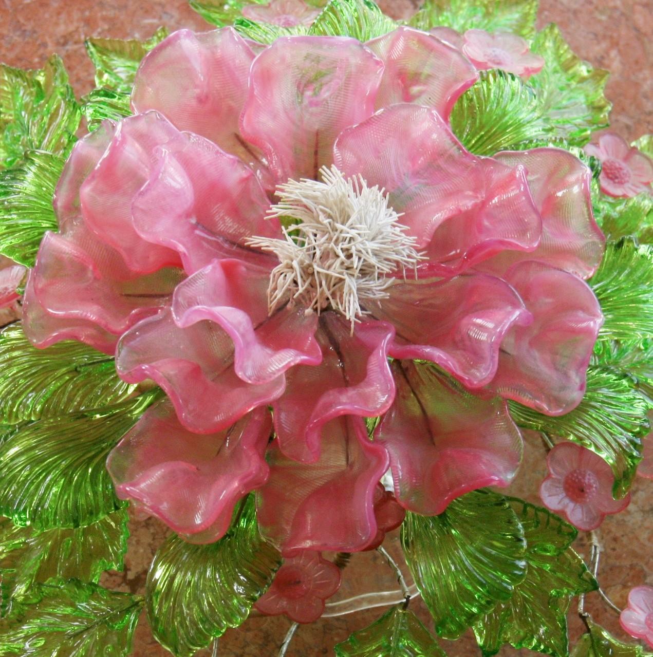 Centro de mesa antiguo de cristal austriaco con hojas y flores principios del siglo XX en venta