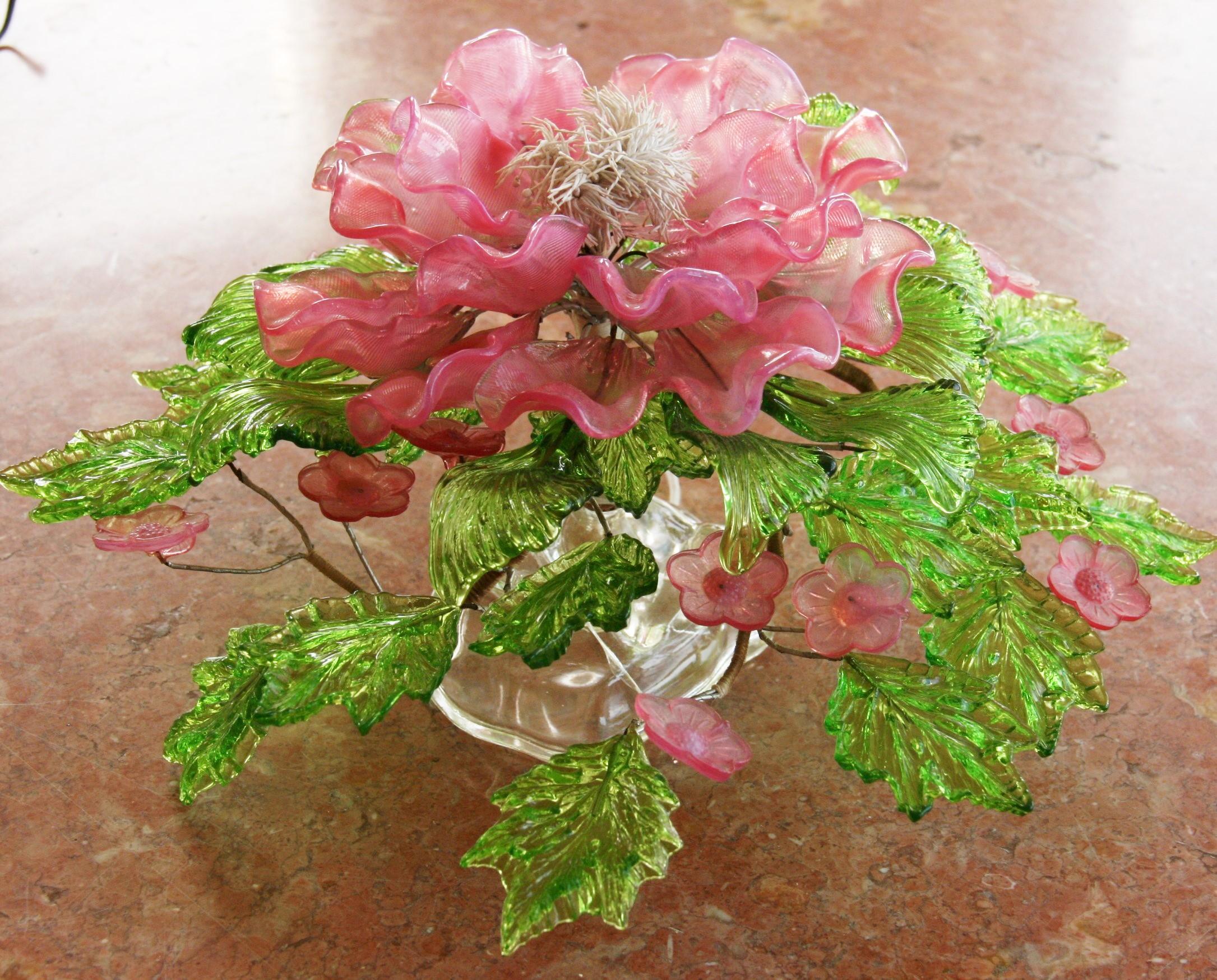 Centro de mesa antiguo de cristal austriaco con hojas y flores Vidrio artístico en venta
