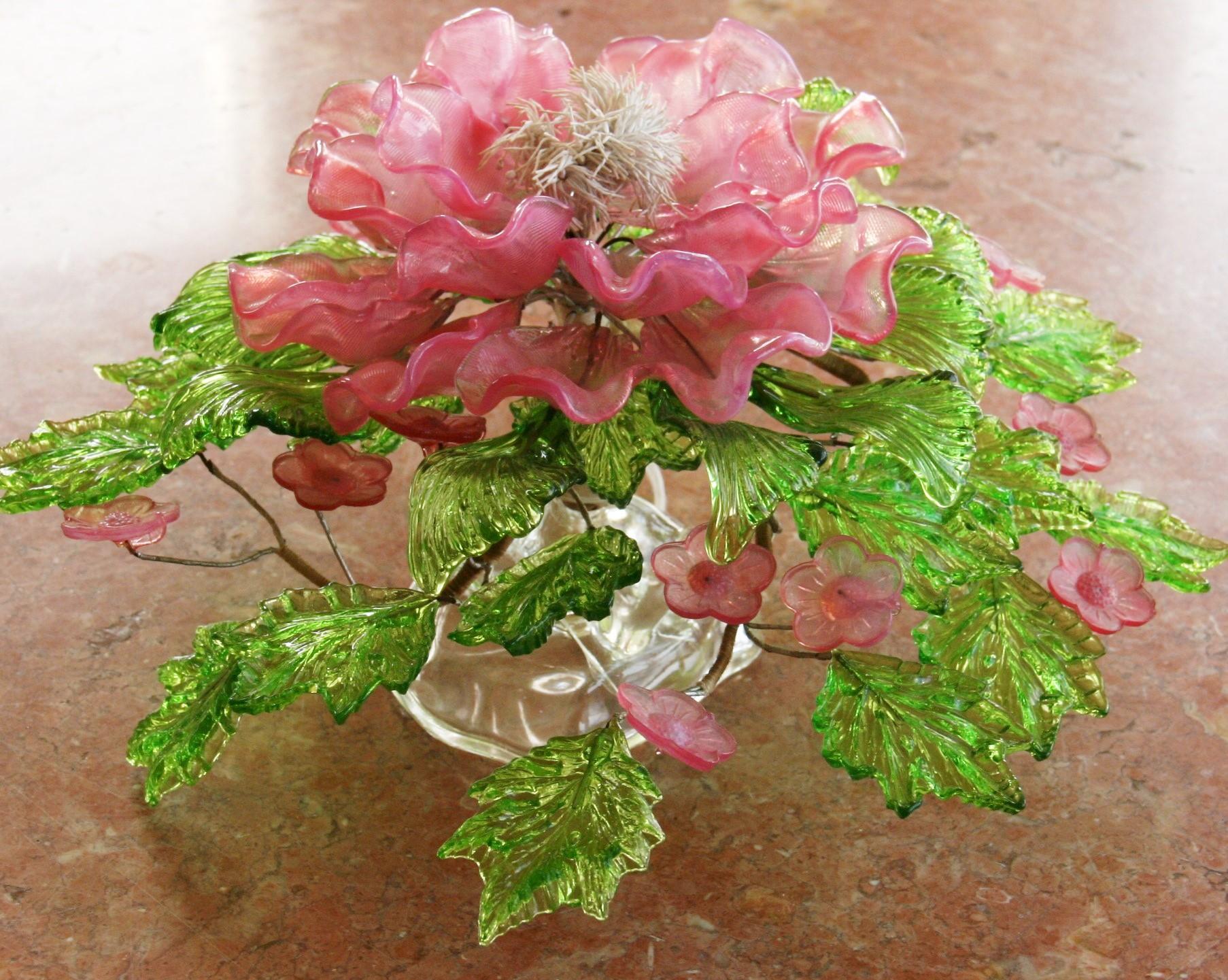 Centro de mesa antiguo de cristal austriaco con hojas y flores en venta 1