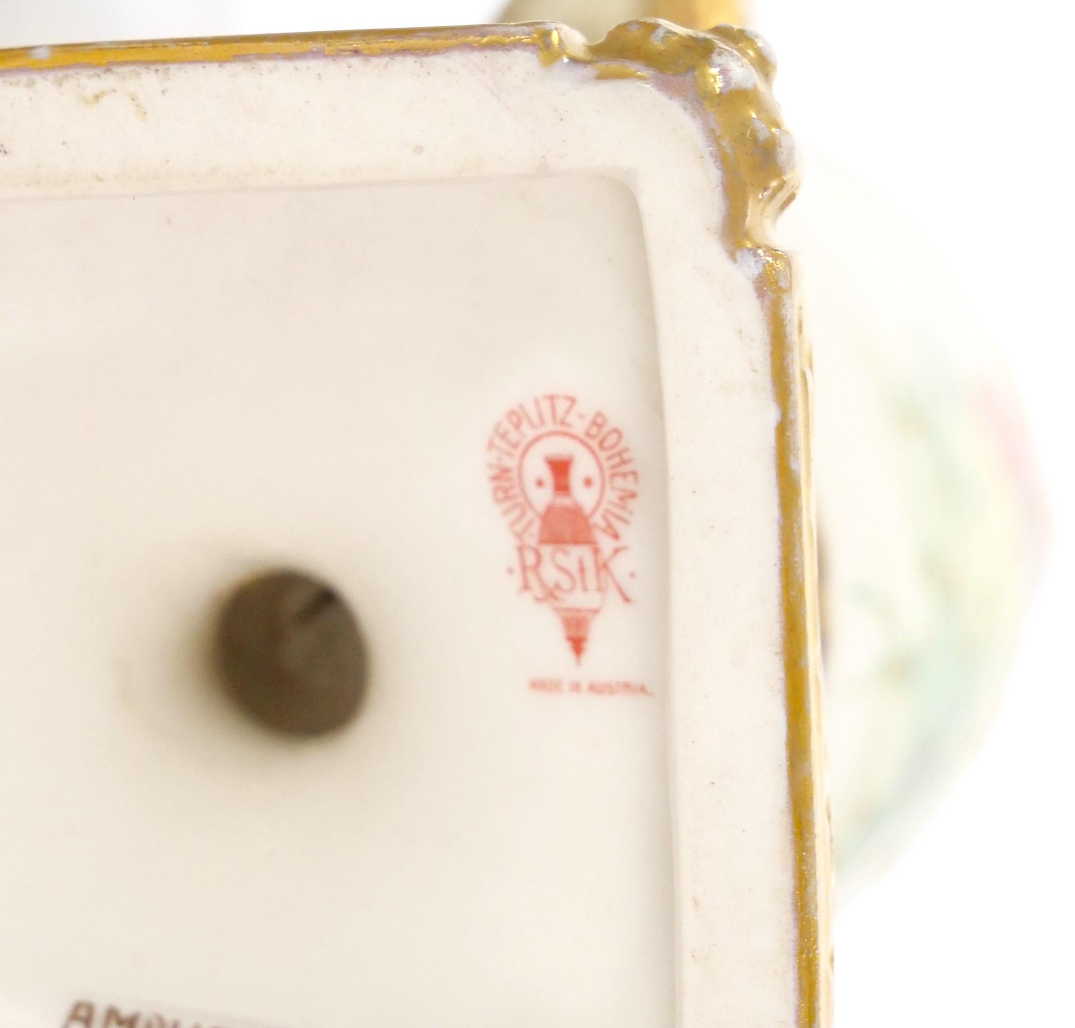 Antico vaso austriaco in porcellana decorato a mano e dorato in vendita 3