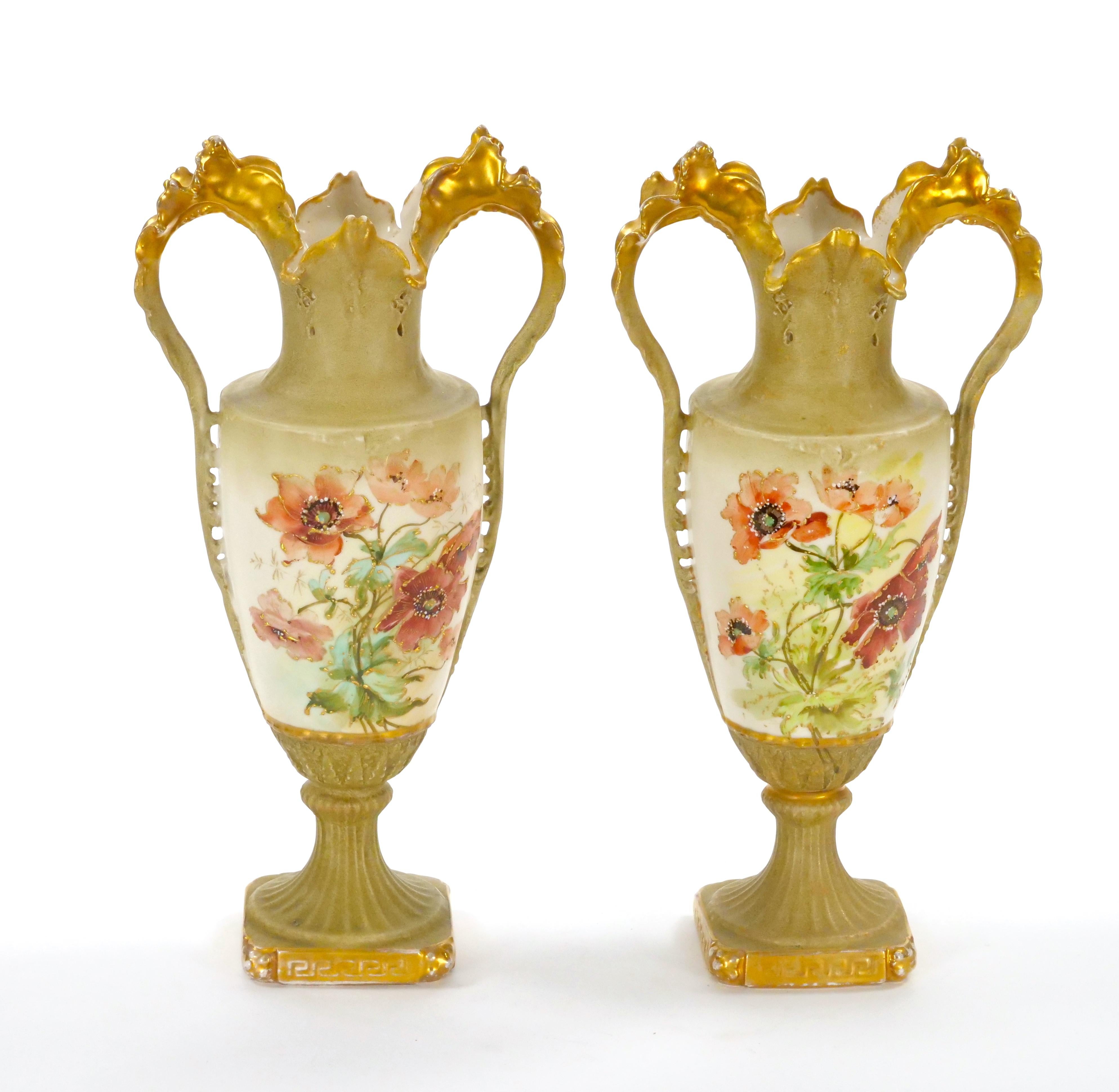 Antico vaso austriaco in porcellana decorato a mano e dorato in vendita 4