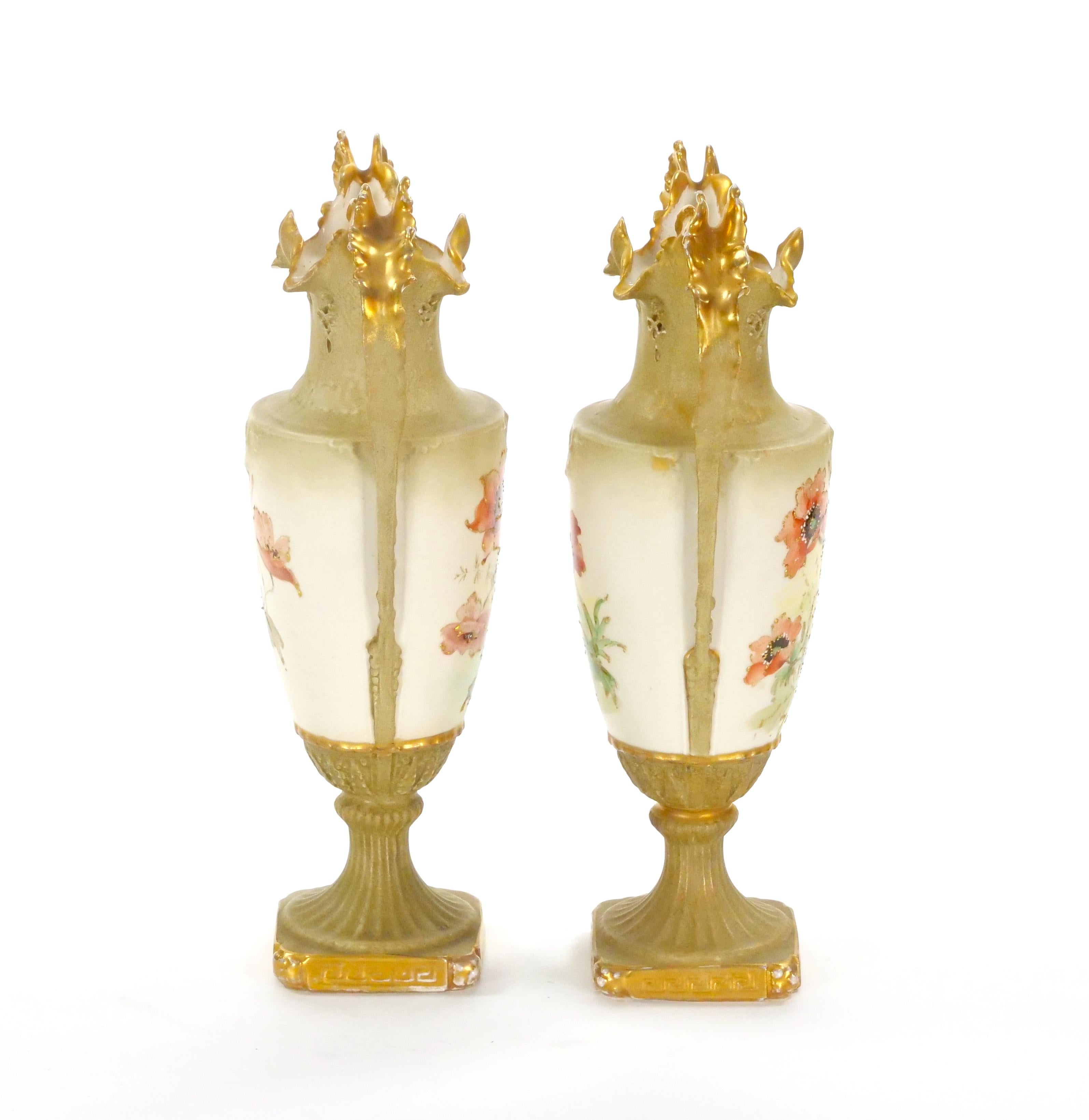Regina Anna Antico vaso austriaco in porcellana decorato a mano e dorato in vendita