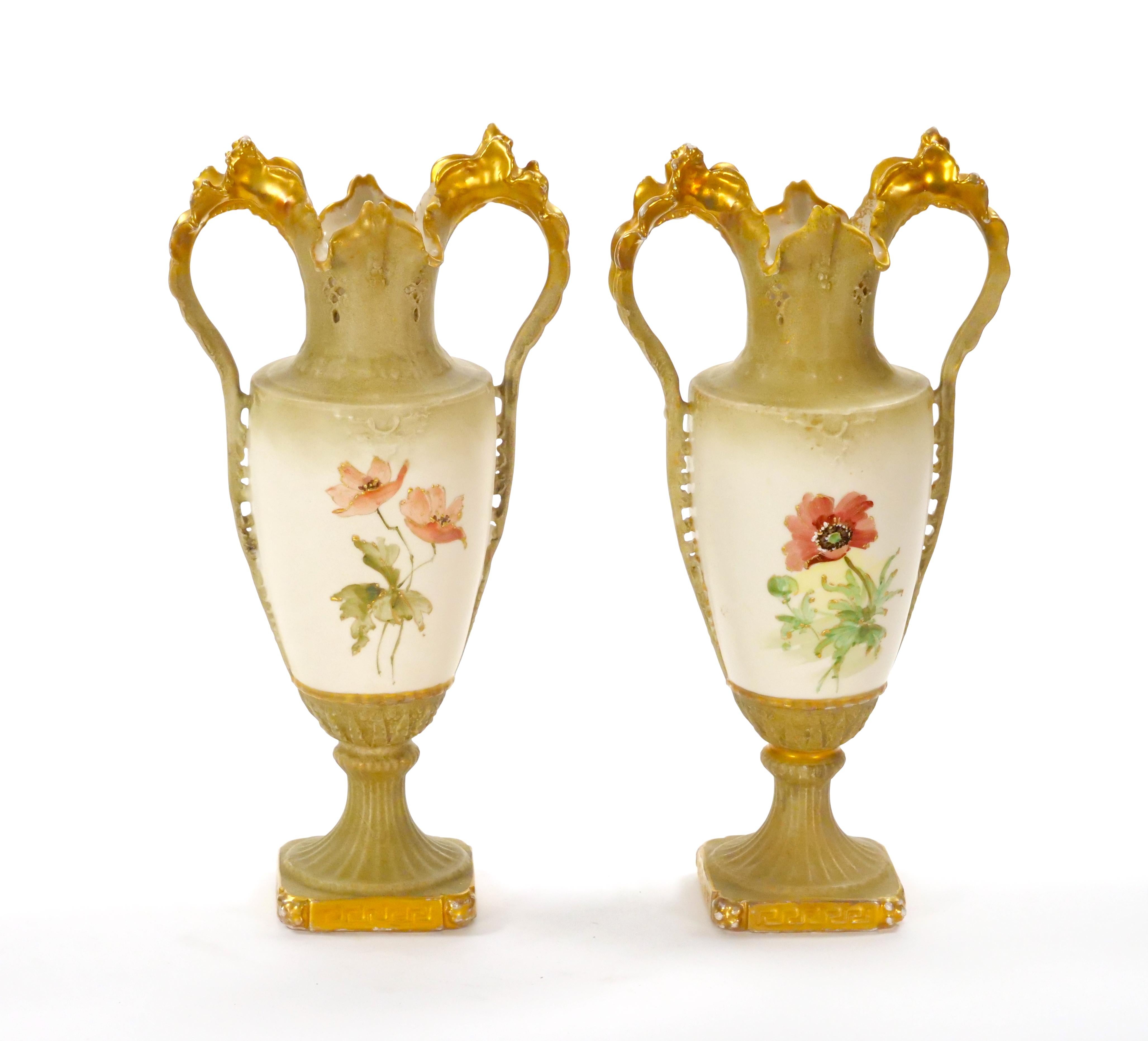 Austriaco Antico vaso austriaco in porcellana decorato a mano e dorato in vendita
