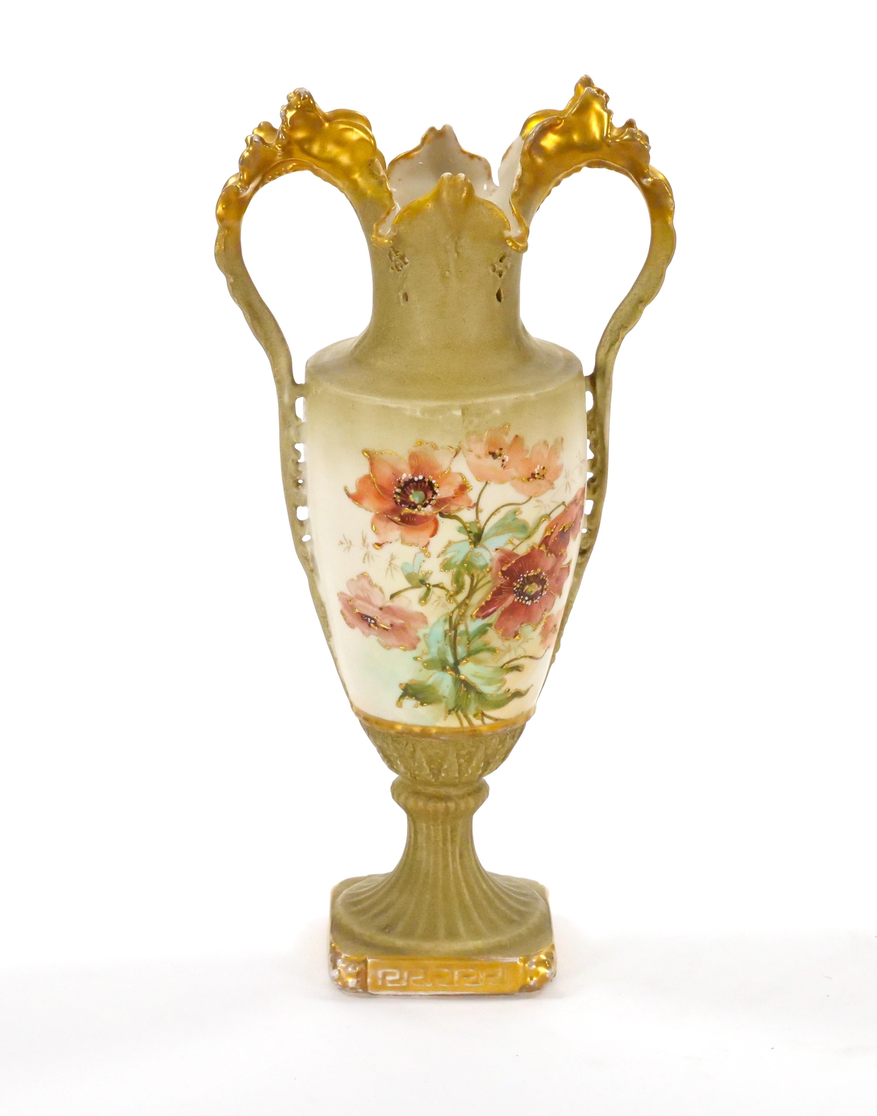 Dorato Antico vaso austriaco in porcellana decorato a mano e dorato in vendita