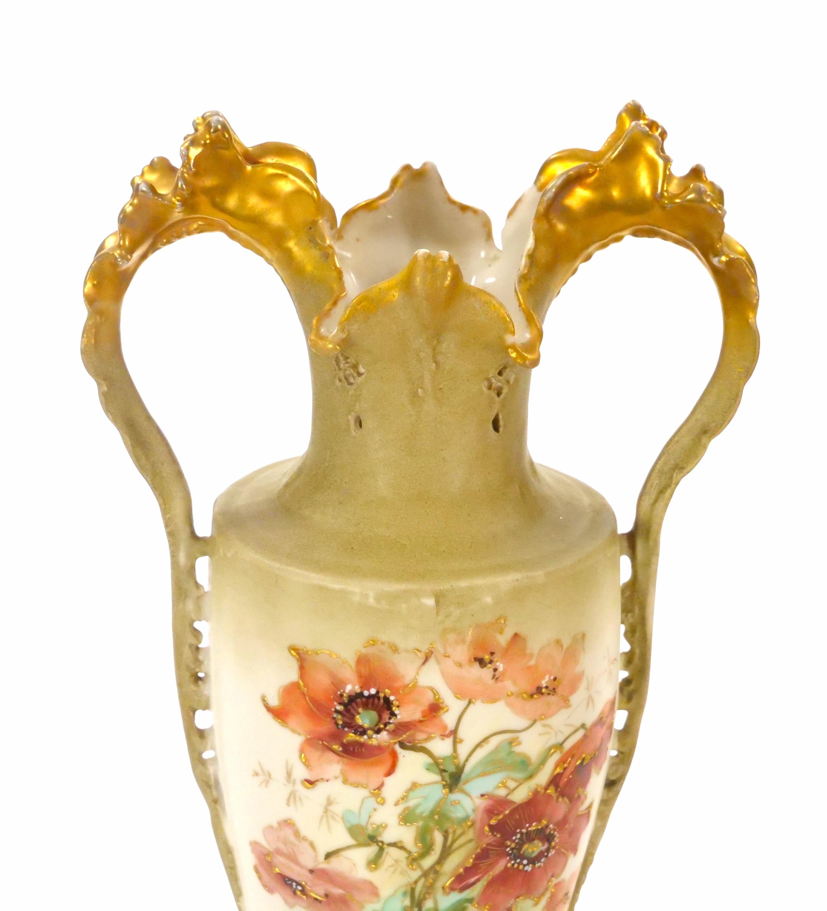 Antico vaso austriaco in porcellana decorato a mano e dorato In condizioni buone in vendita a Tarry Town, NY