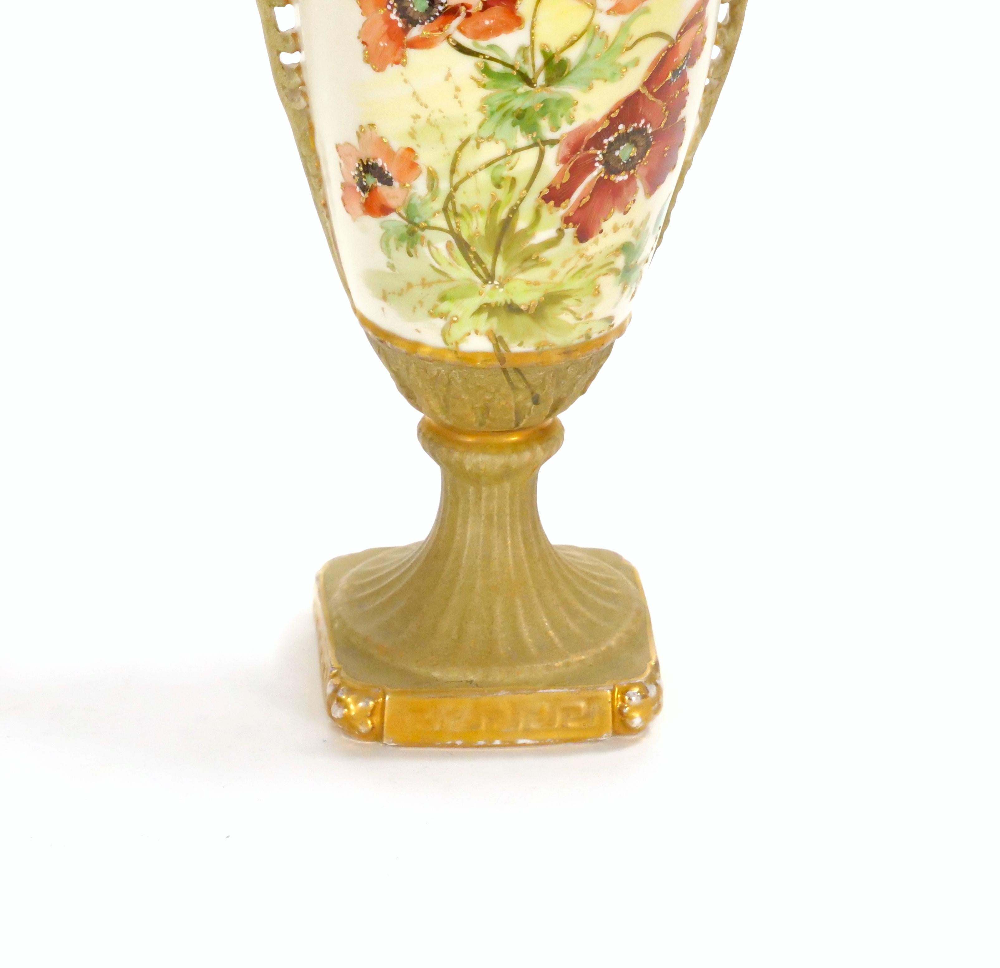XIX secolo Antico vaso austriaco in porcellana decorato a mano e dorato in vendita