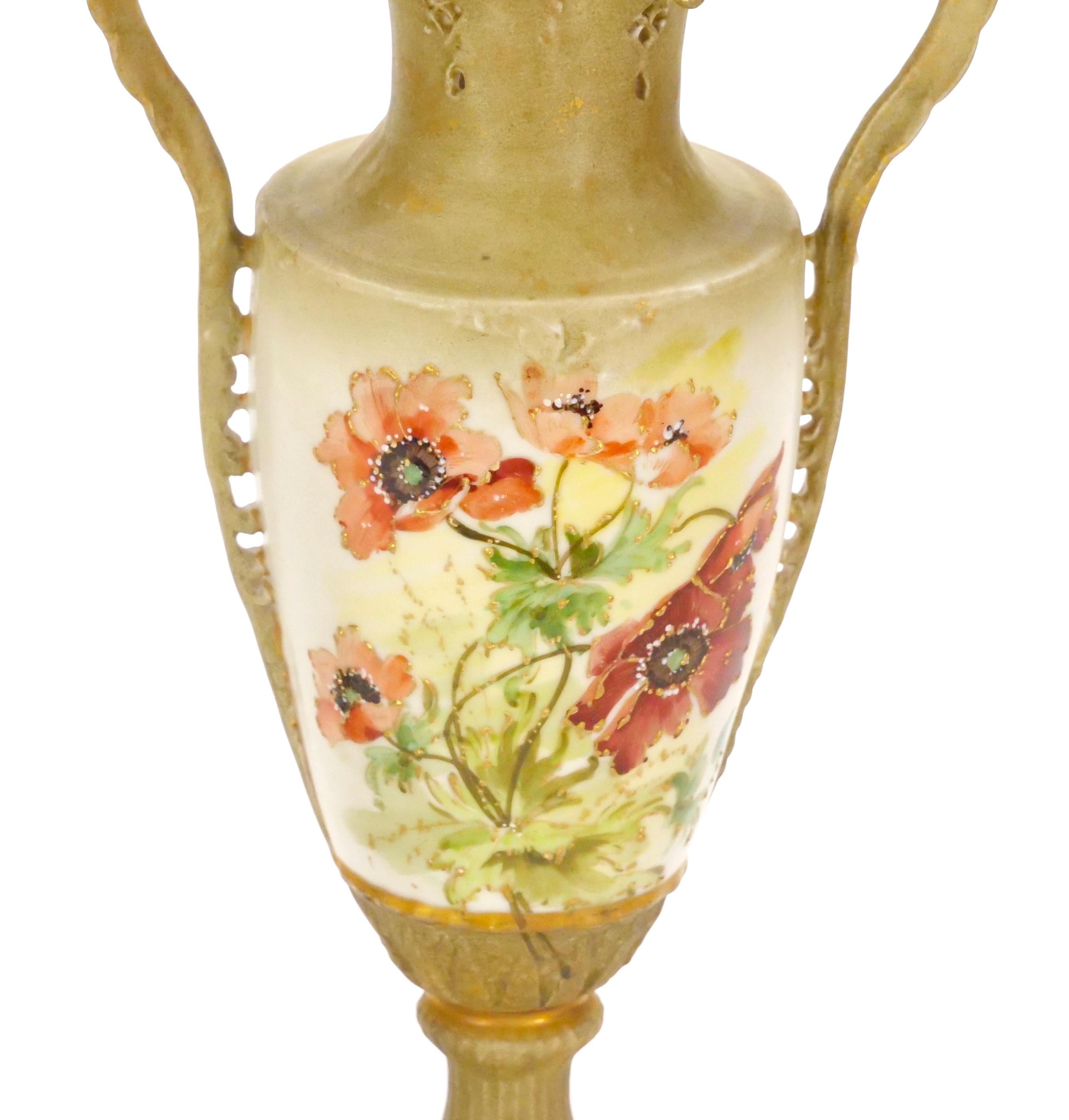 Oro Antico vaso austriaco in porcellana decorato a mano e dorato in vendita