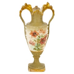 Ancien vase autrichien en porcelaine peint à la main et décoré de dorures