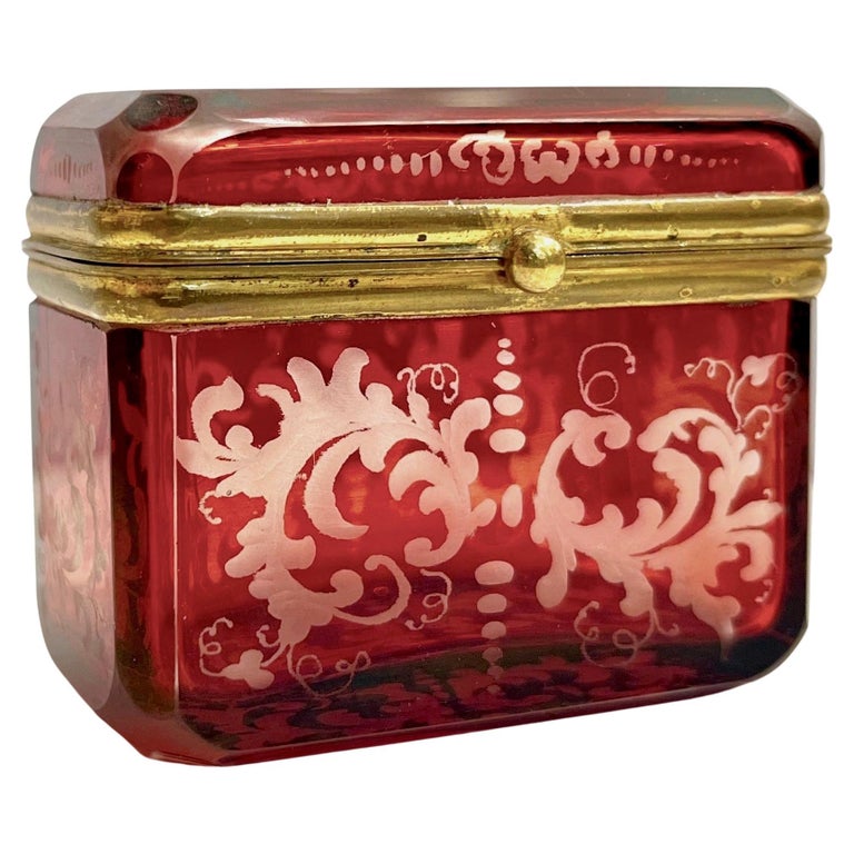 Boîte à bijoux autrichienne ancienne à charnière en cristal taillé rouge  rubis de Bohème En vente sur 1stDibs