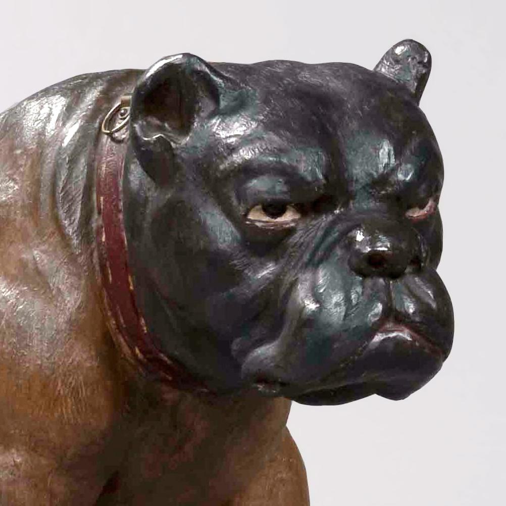 Eine lebensgroße Figur einer britischen Bulldogge in der Art von Goldscheider, in Terrakotta getöpfert und realistisch handbemalt.