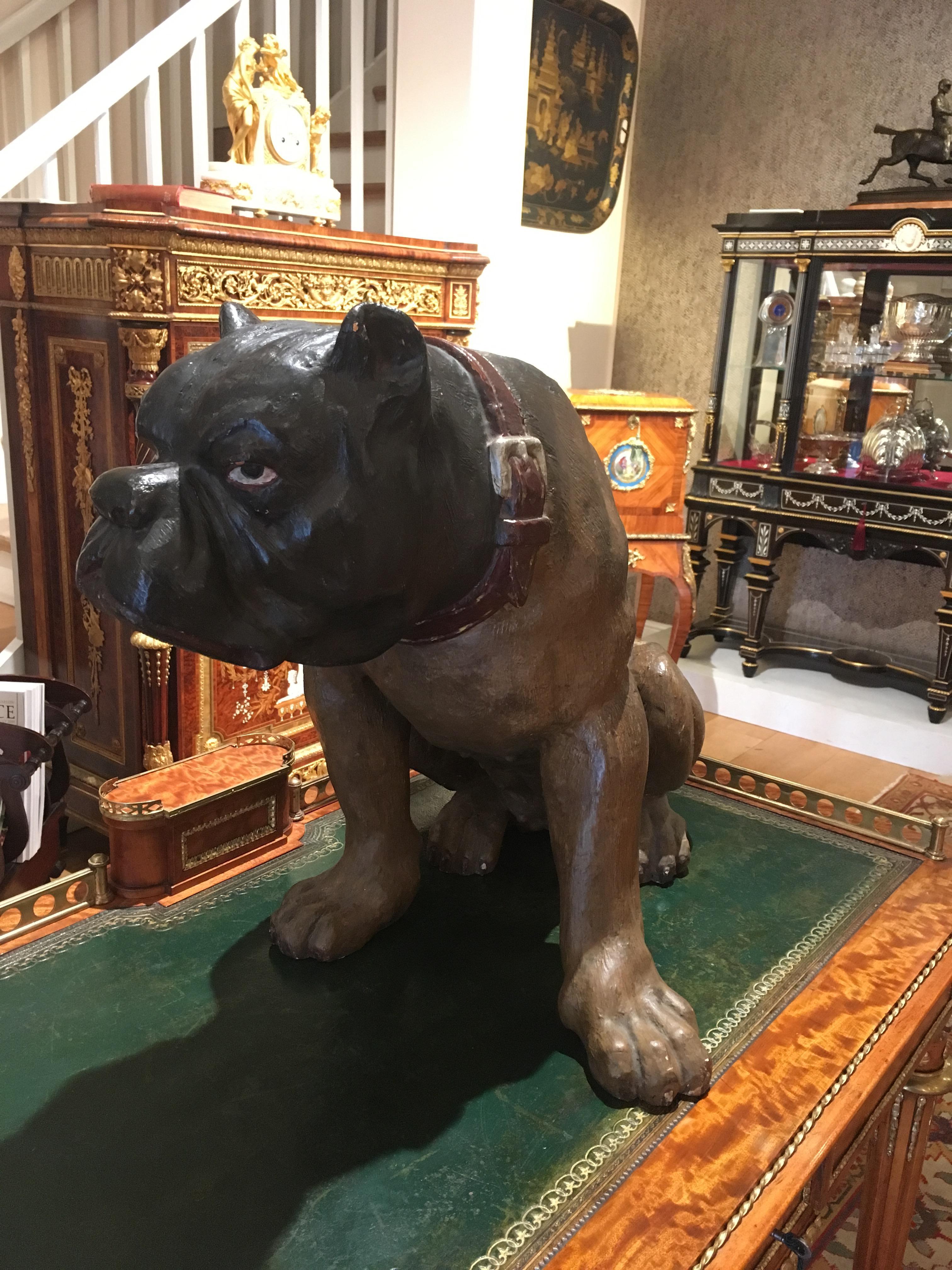 Antike österreichische lebensähnliche Figur einer sitzenden braunen englischen Bulldogge (Österreichisch) im Angebot