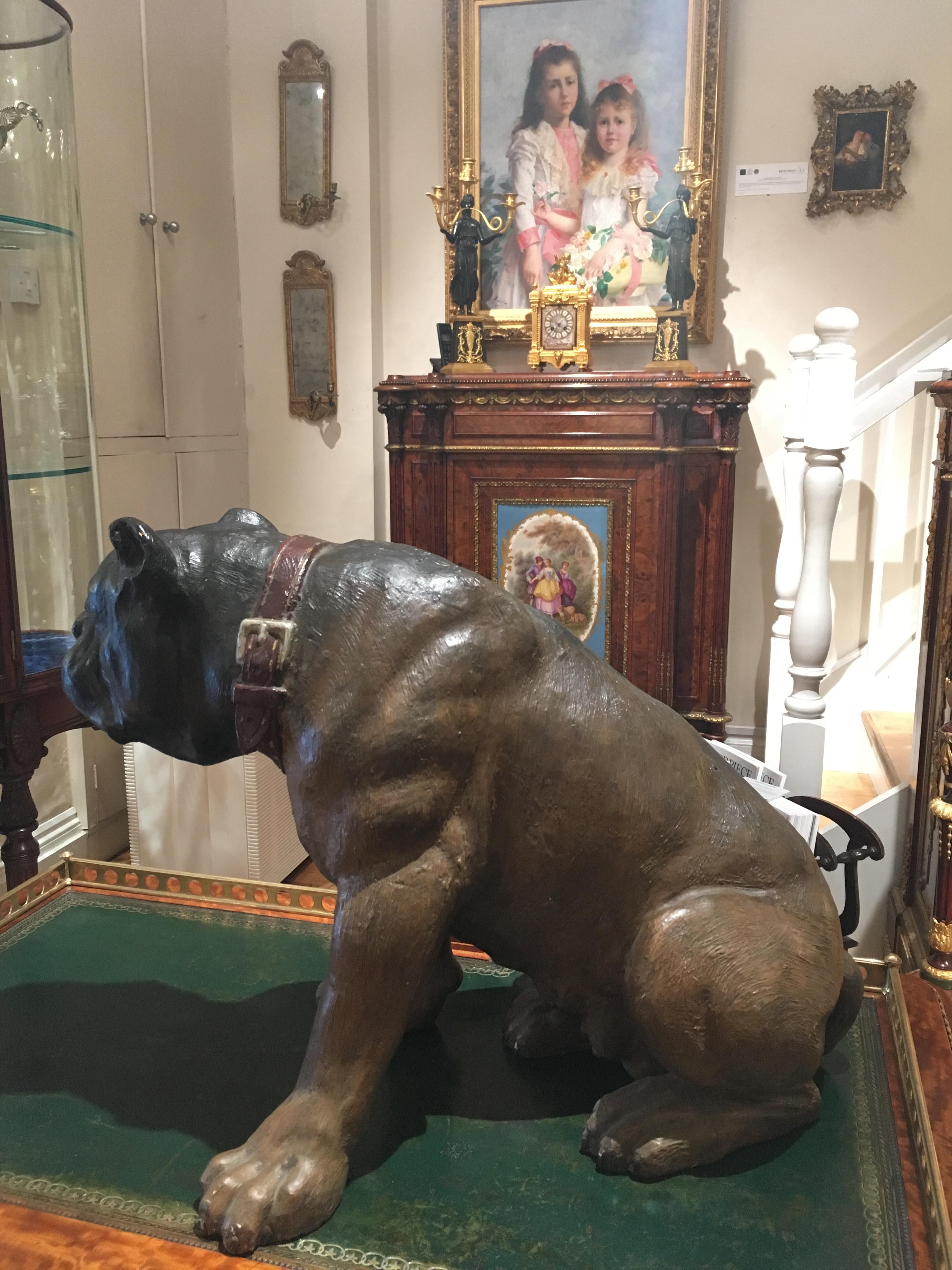 Antike österreichische lebensähnliche Figur einer sitzenden braunen englischen Bulldogge (19. Jahrhundert) im Angebot