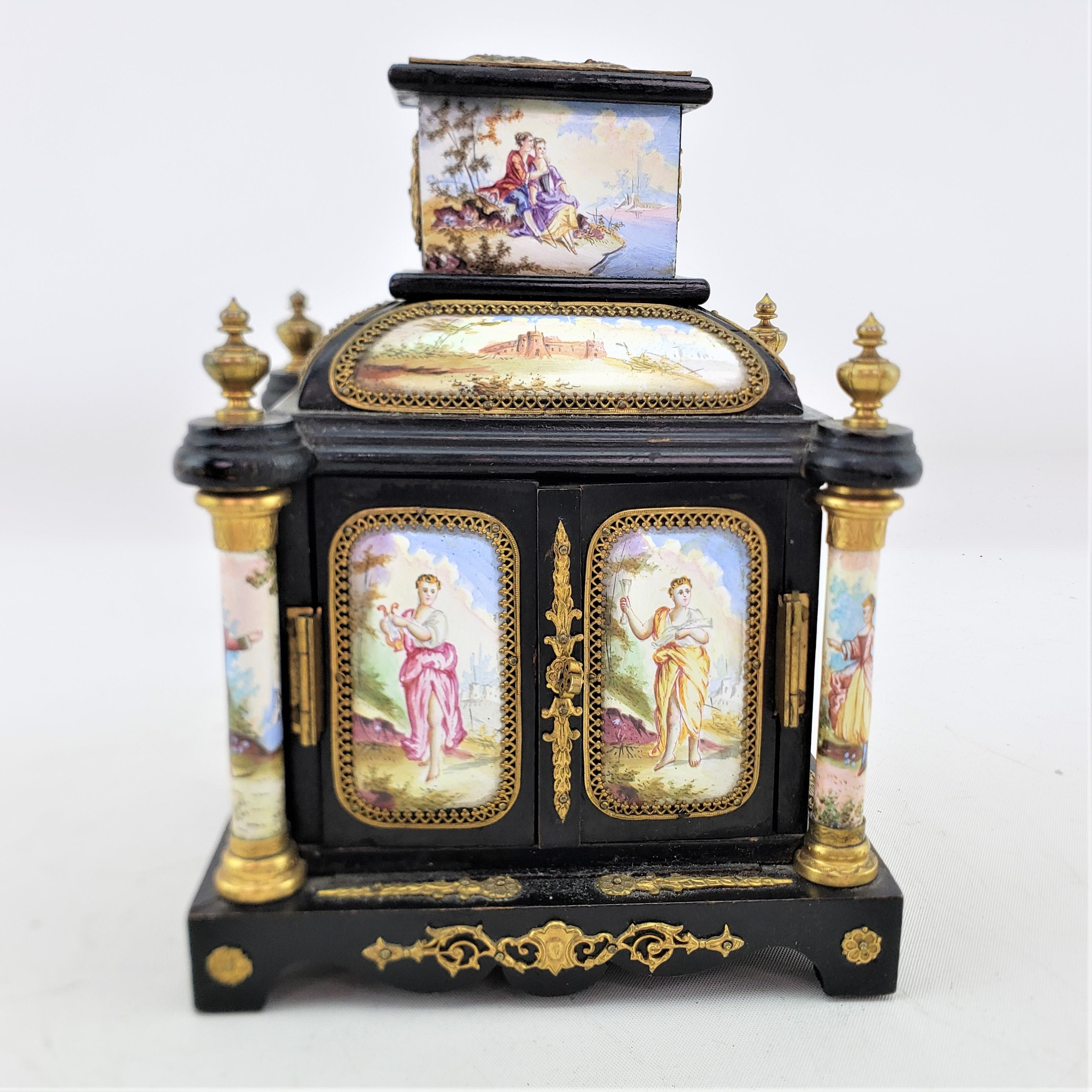 Romantique Ancienne armoire de table ou boîte à bibelots autrichienne miniature avec panneaux émaillés  en vente