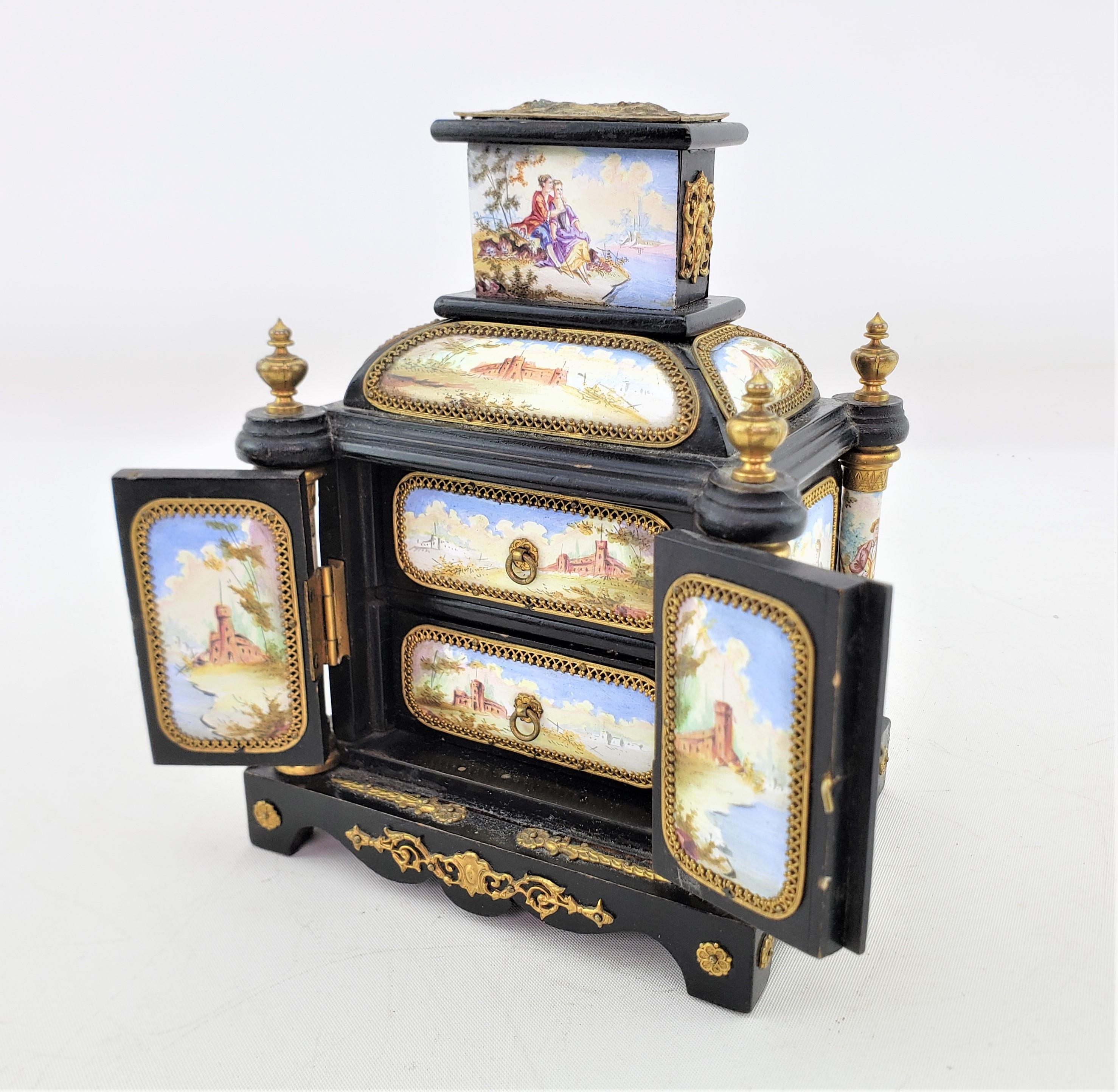 Bois tendre Ancienne armoire de table ou boîte à bibelots autrichienne miniature avec panneaux émaillés  en vente