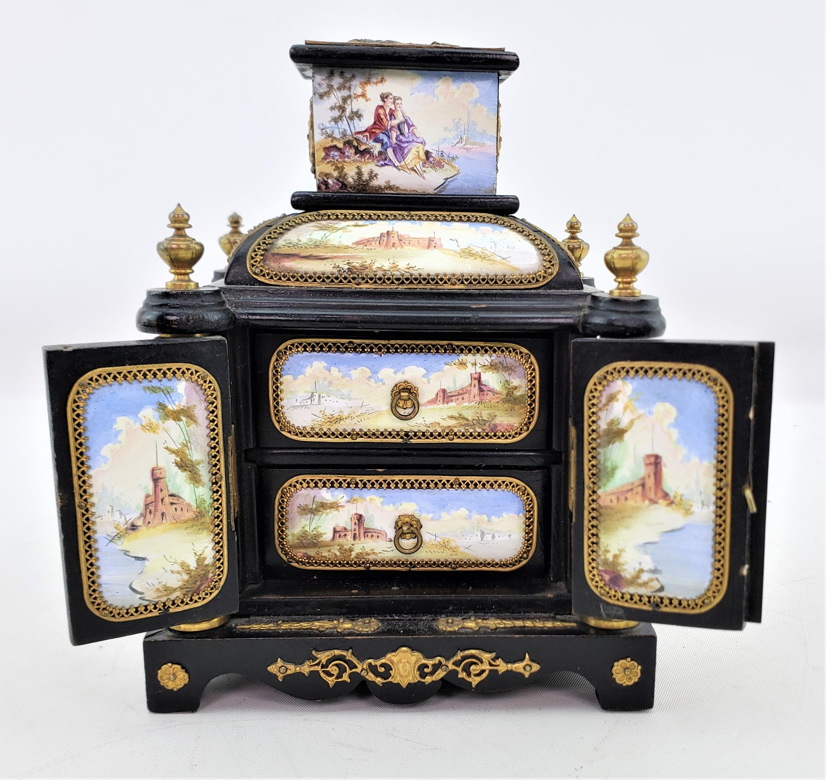 Ancienne armoire de table ou boîte à bibelots autrichienne miniature avec panneaux émaillés  en vente 1