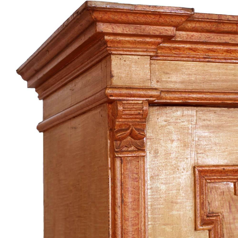 Autrichien Armoire néoclassique autrichienne d'antiquités en faux bois laqué massif en vente