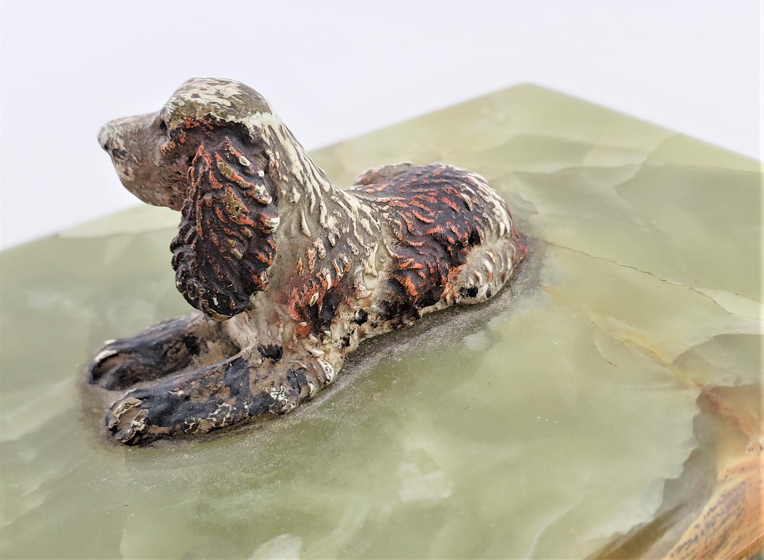 Boîte à bijoux autrichienne ancienne en onyx avec figurine de chien épagneul en bronze peint à froid en vente 3
