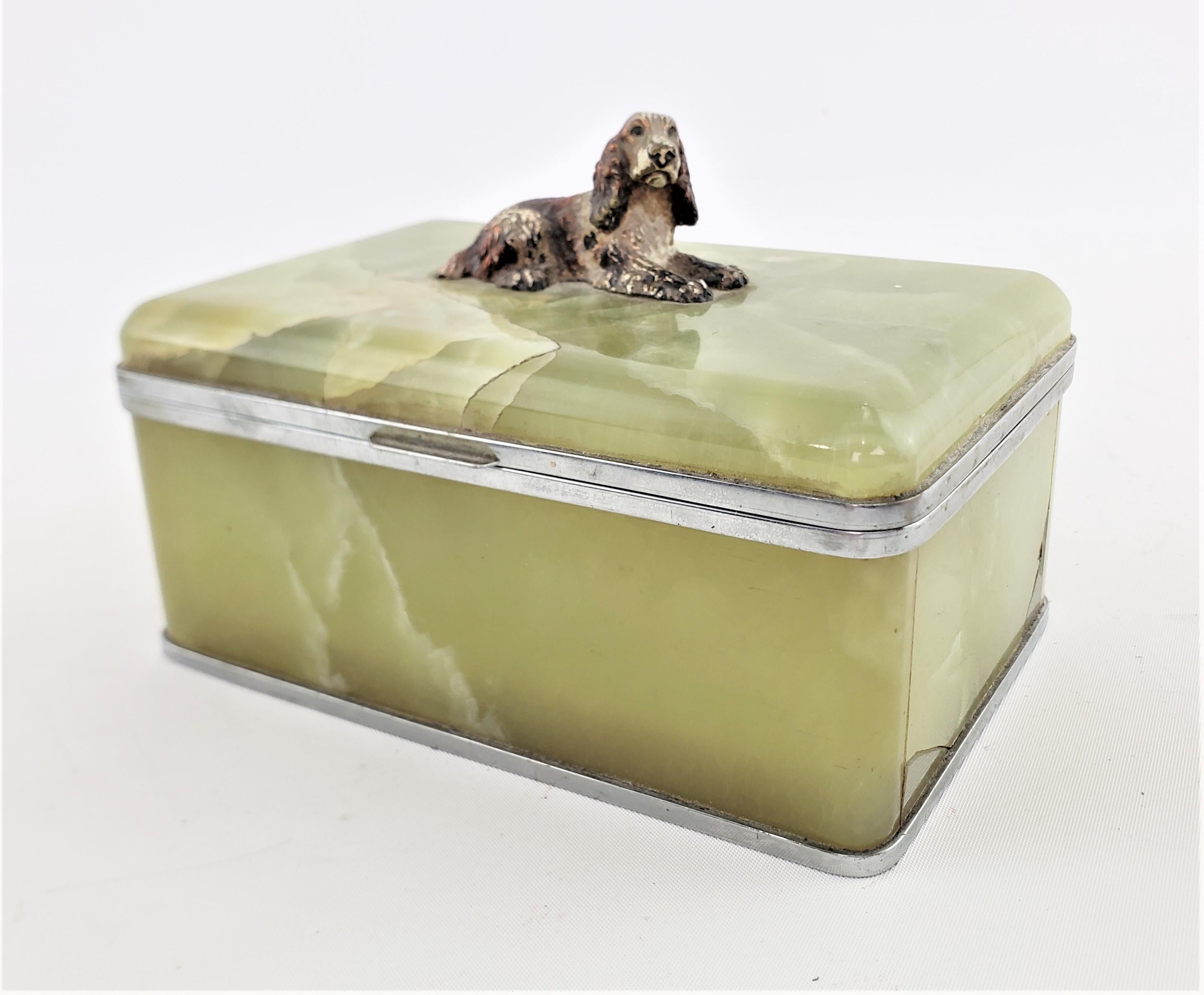Autrichien Boîte à bijoux autrichienne ancienne en onyx avec figurine de chien épagneul en bronze peint à froid en vente