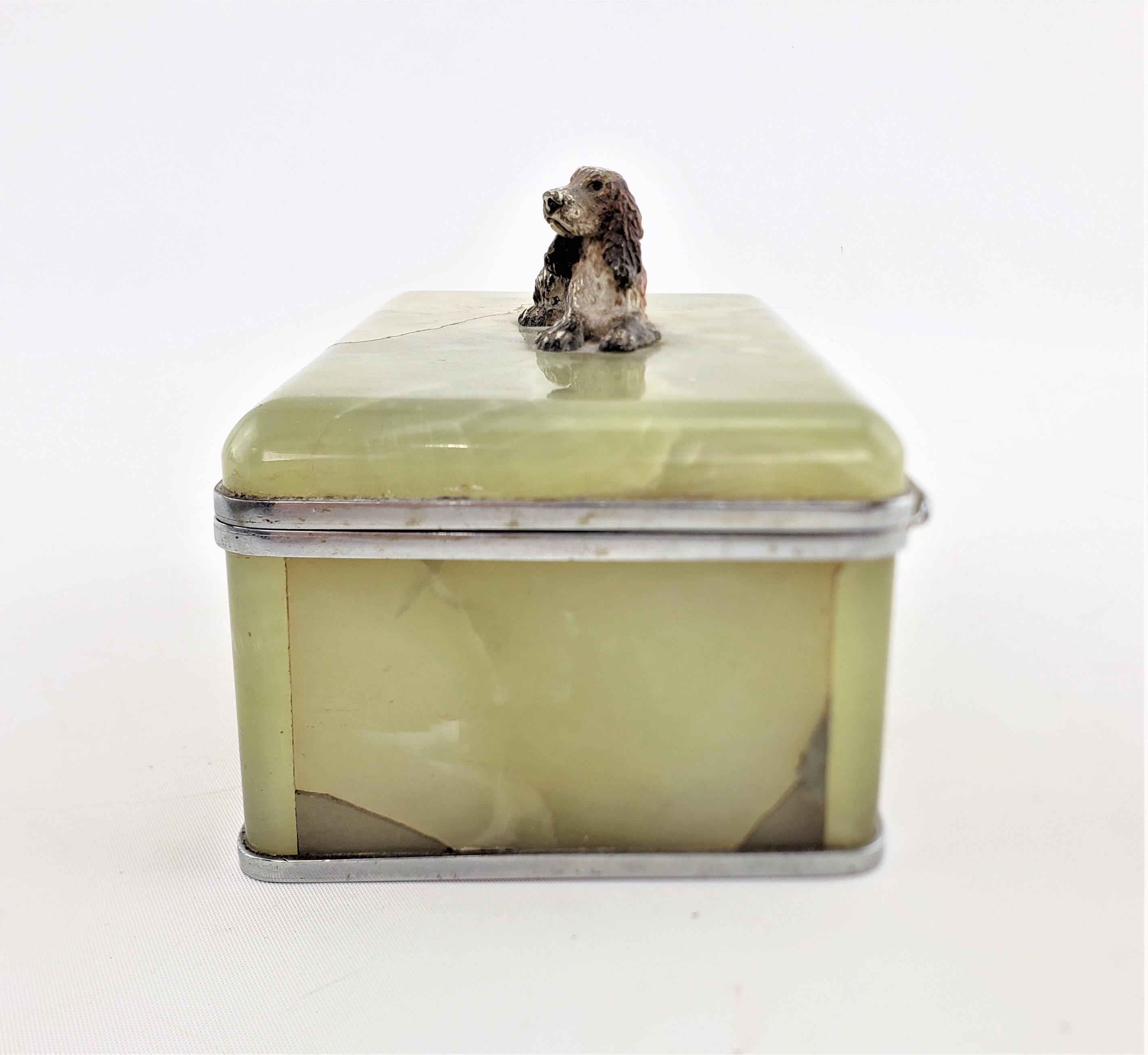 Moulage Boîte à bijoux autrichienne ancienne en onyx avec figurine de chien épagneul en bronze peint à froid en vente