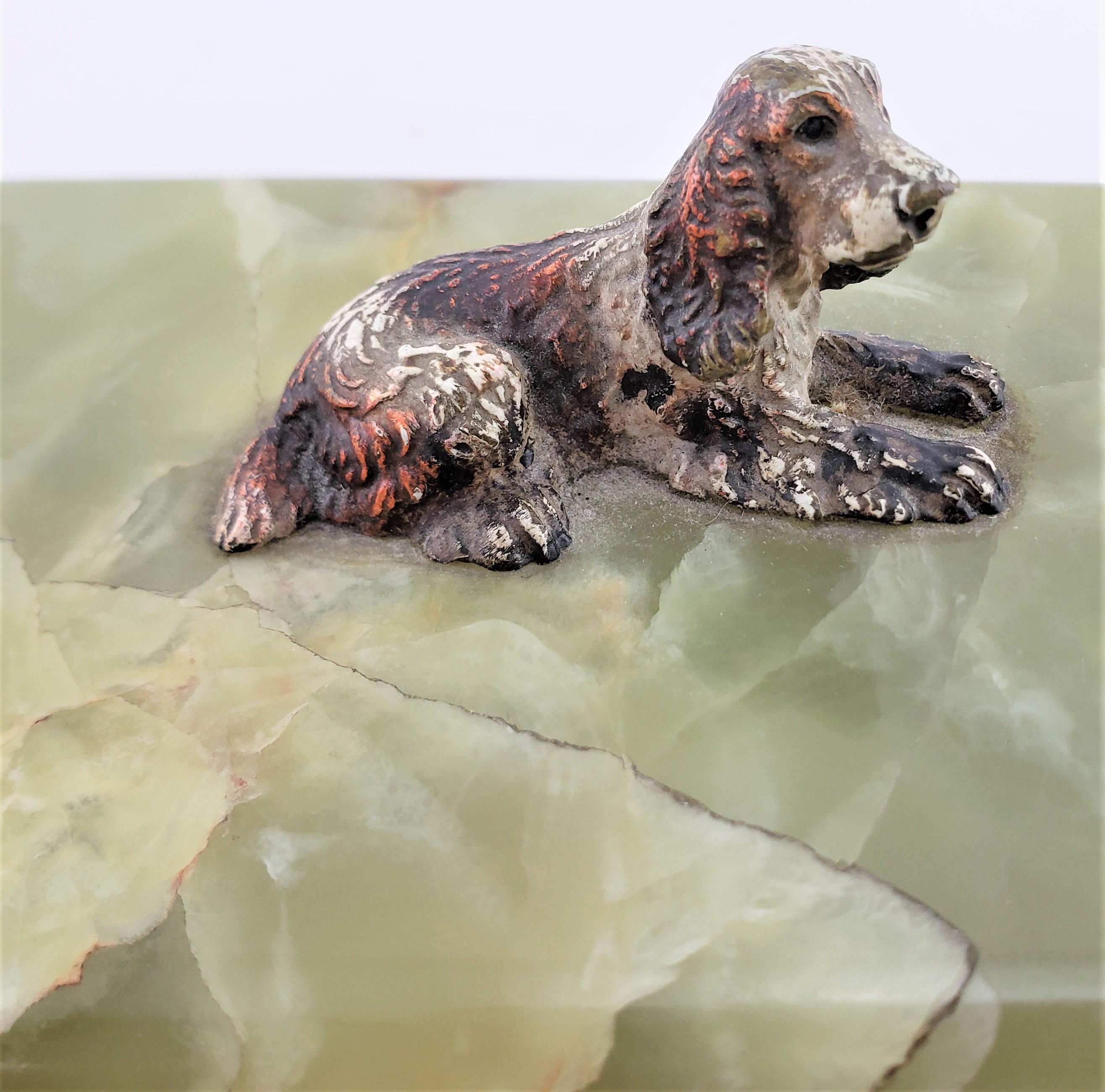 Boîte à bijoux autrichienne ancienne en onyx avec figurine de chien épagneul en bronze peint à froid en vente 1