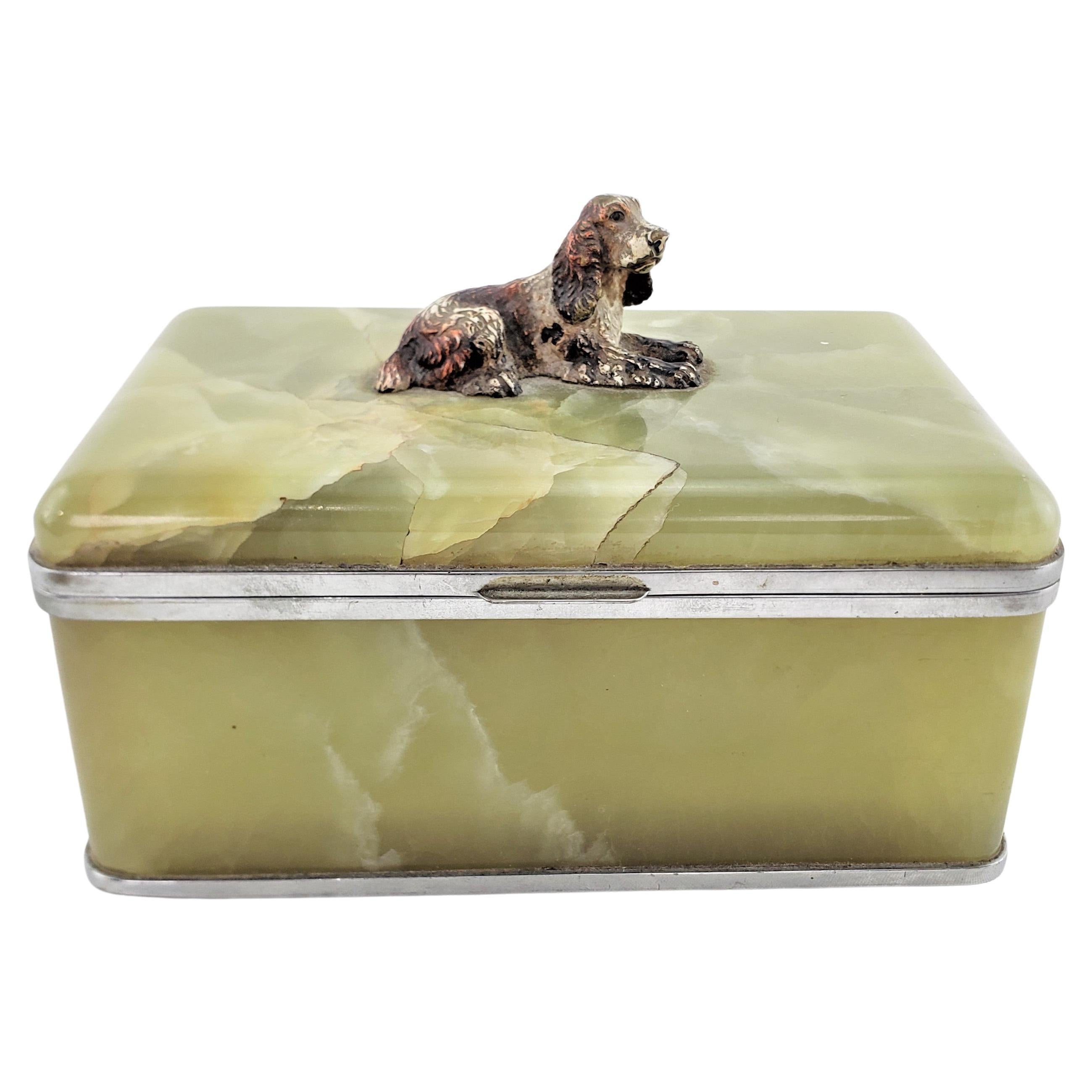 Boîte à bijoux autrichienne ancienne en onyx avec figurine de chien épagneul en bronze peint à froid
