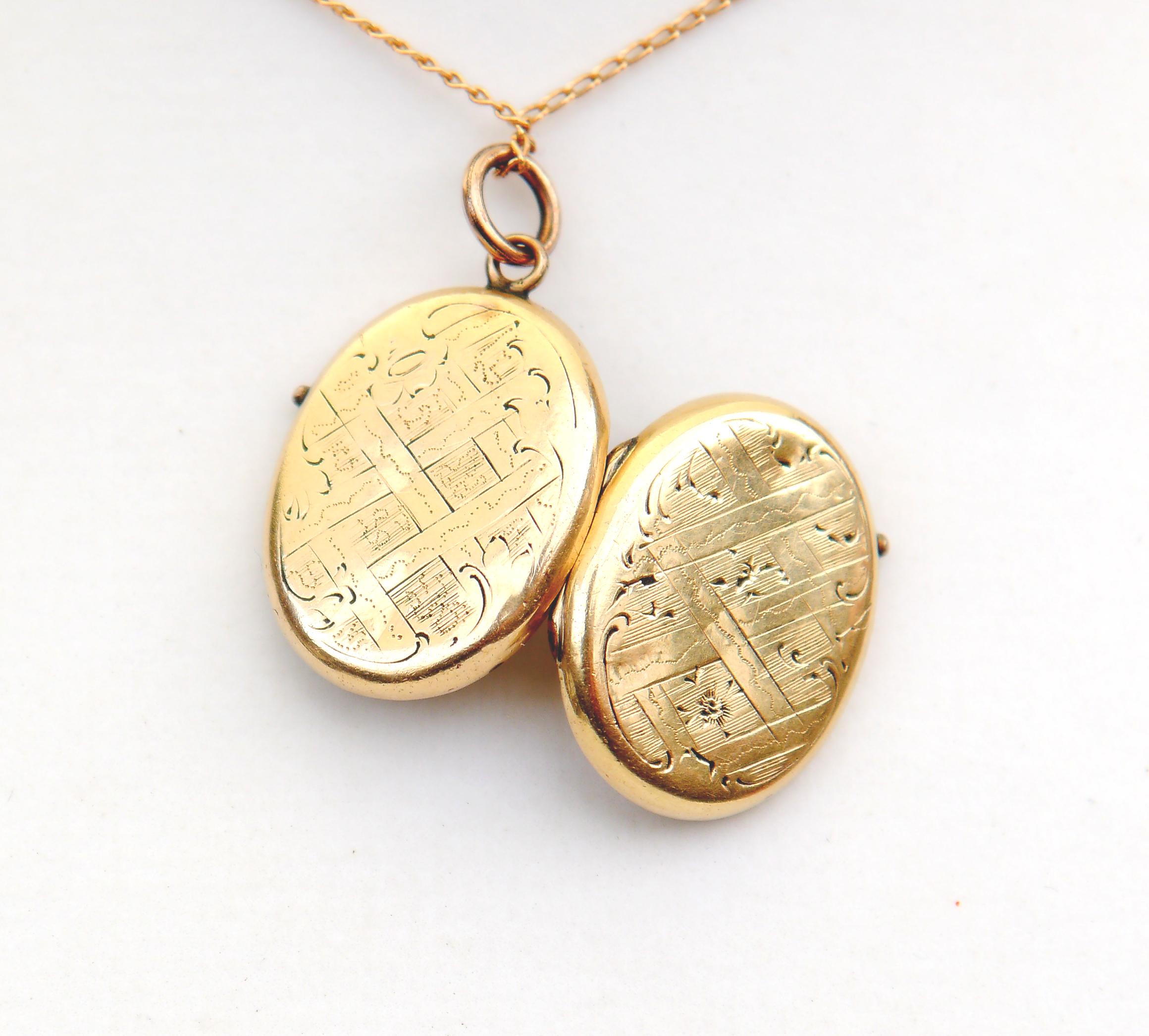 Women's or Men's Antique Austrian oval Pendant Picture Locket solid 14KGreen Gold / 2.3gr For Sale