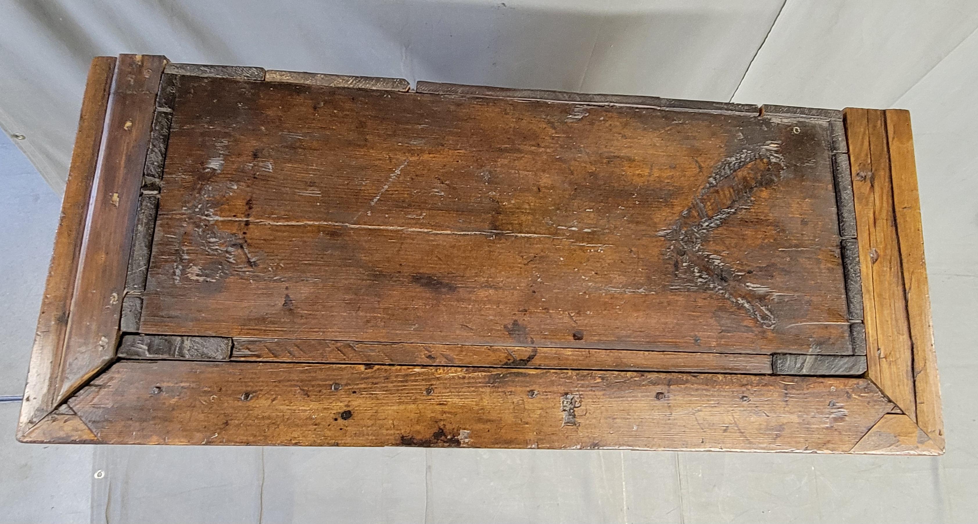 Armario Antiguo de Pino Austriaco con Pintura Faux Bois Original y Acentos Florales en venta 4