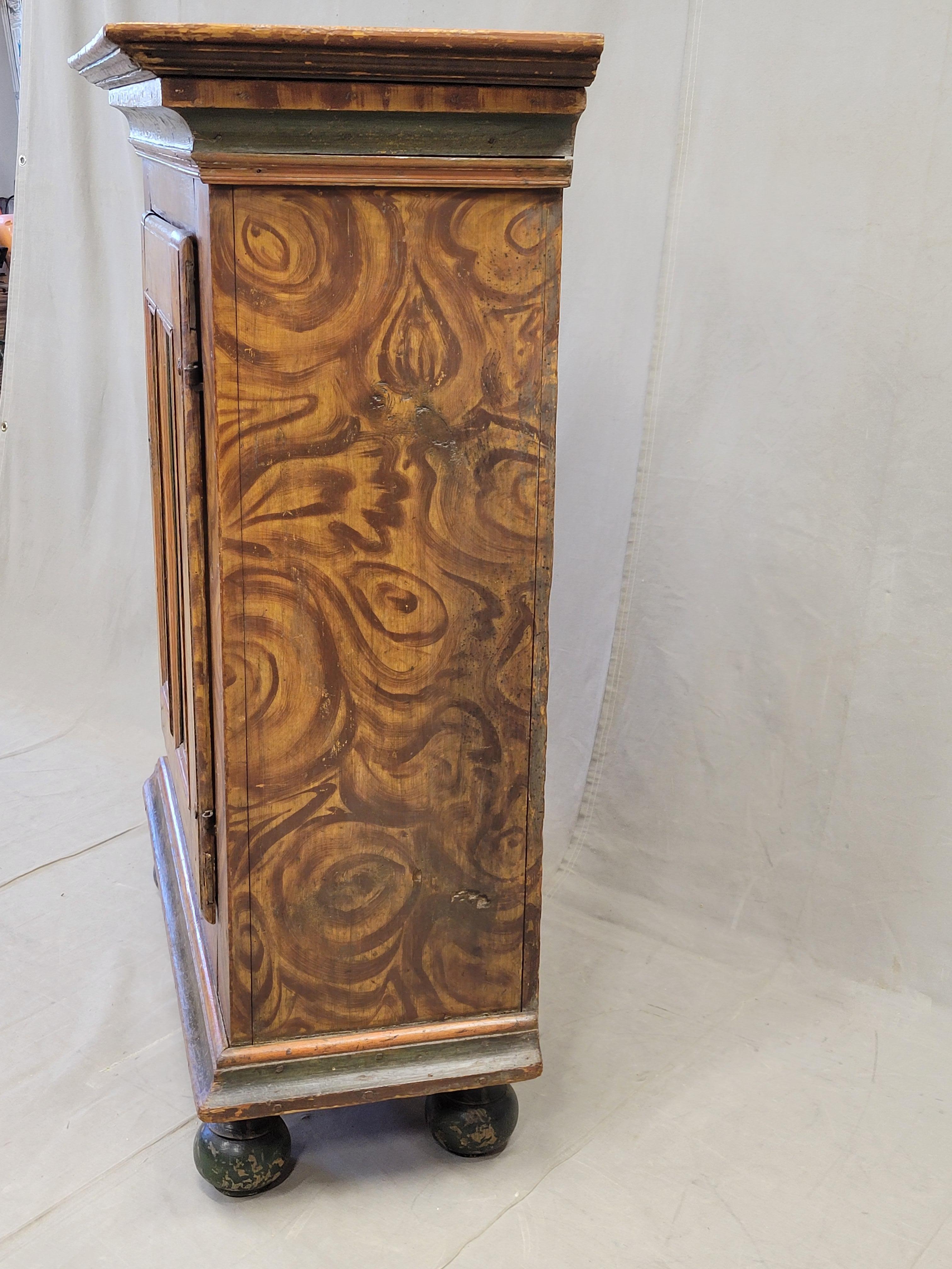 Armario Antiguo de Pino Austriaco con Pintura Faux Bois Original y Acentos Florales en venta 6