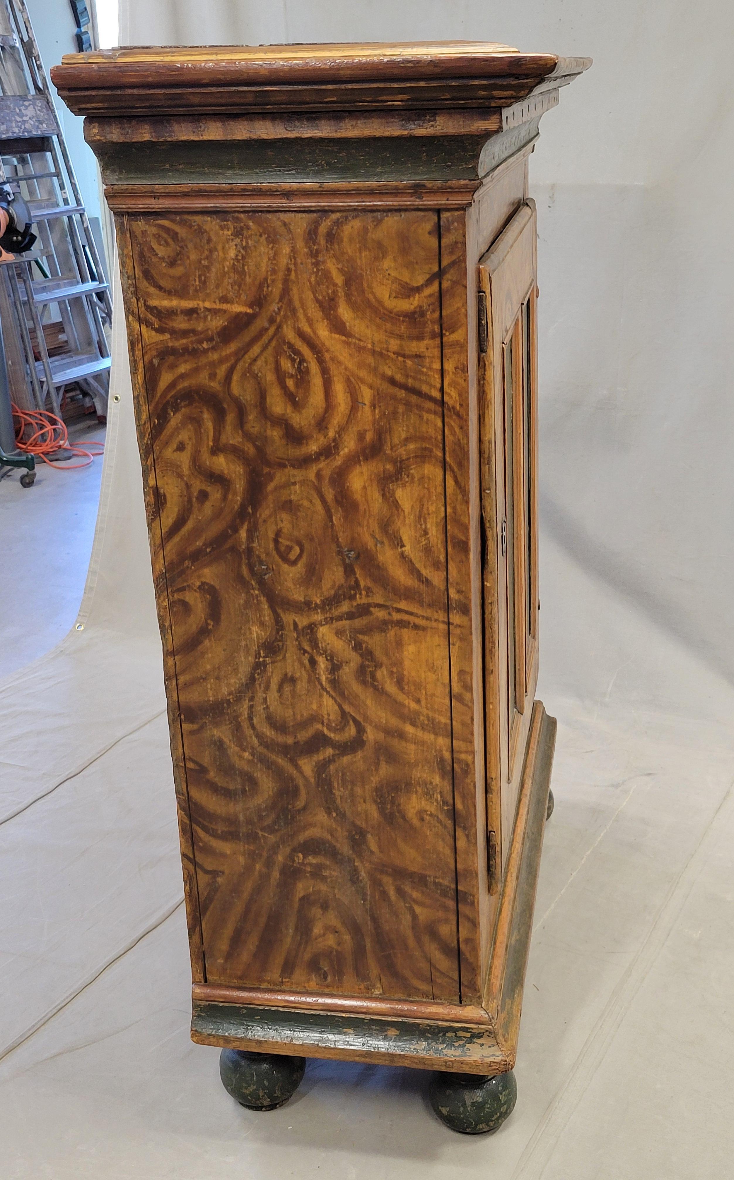 Armario Antiguo de Pino Austriaco con Pintura Faux Bois Original y Acentos Florales en venta 7