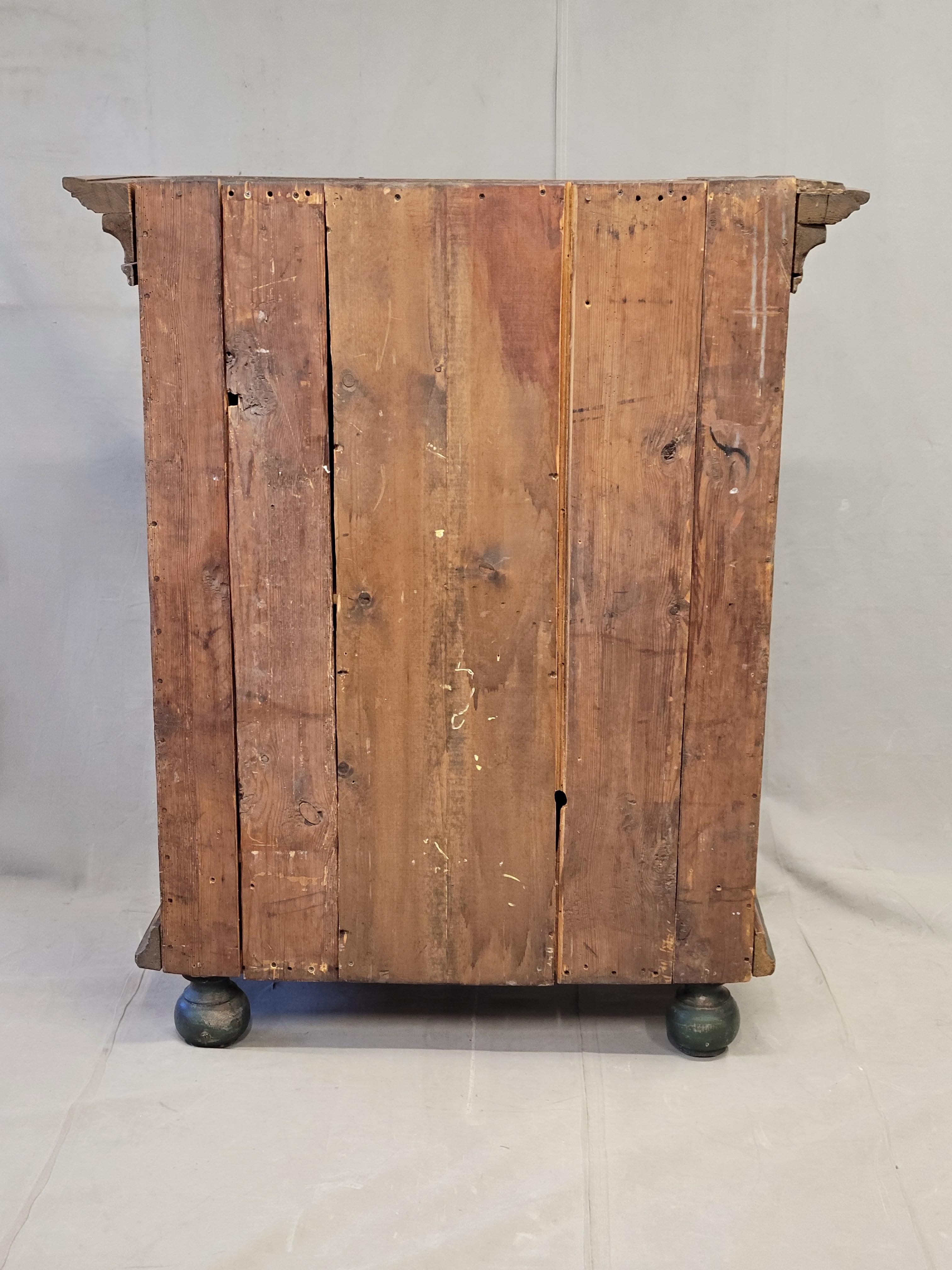 Armario Antiguo de Pino Austriaco con Pintura Faux Bois Original y Acentos Florales en venta 8