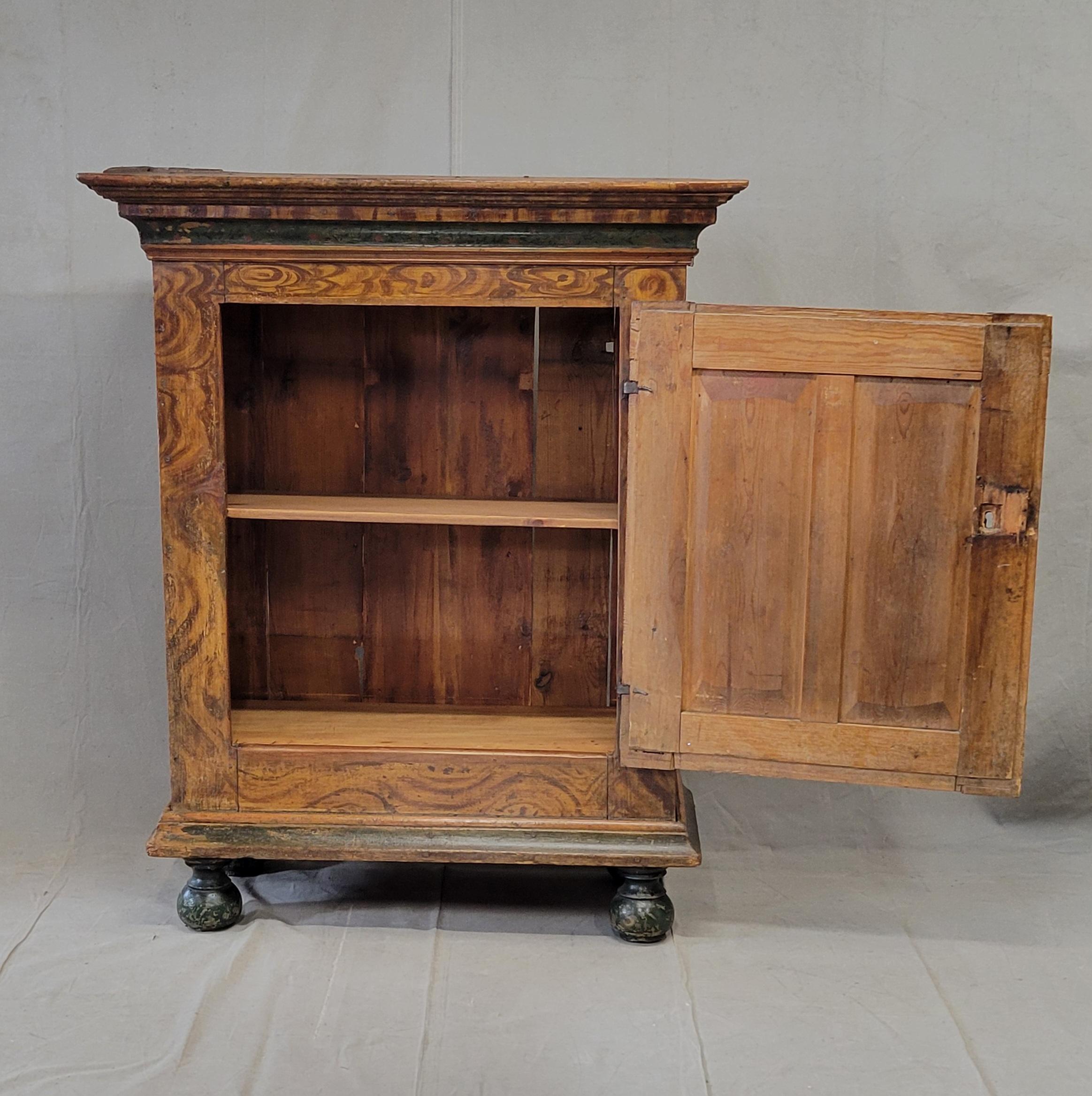 Armario Antiguo de Pino Austriaco con Pintura Faux Bois Original y Acentos Florales Arte popular en venta