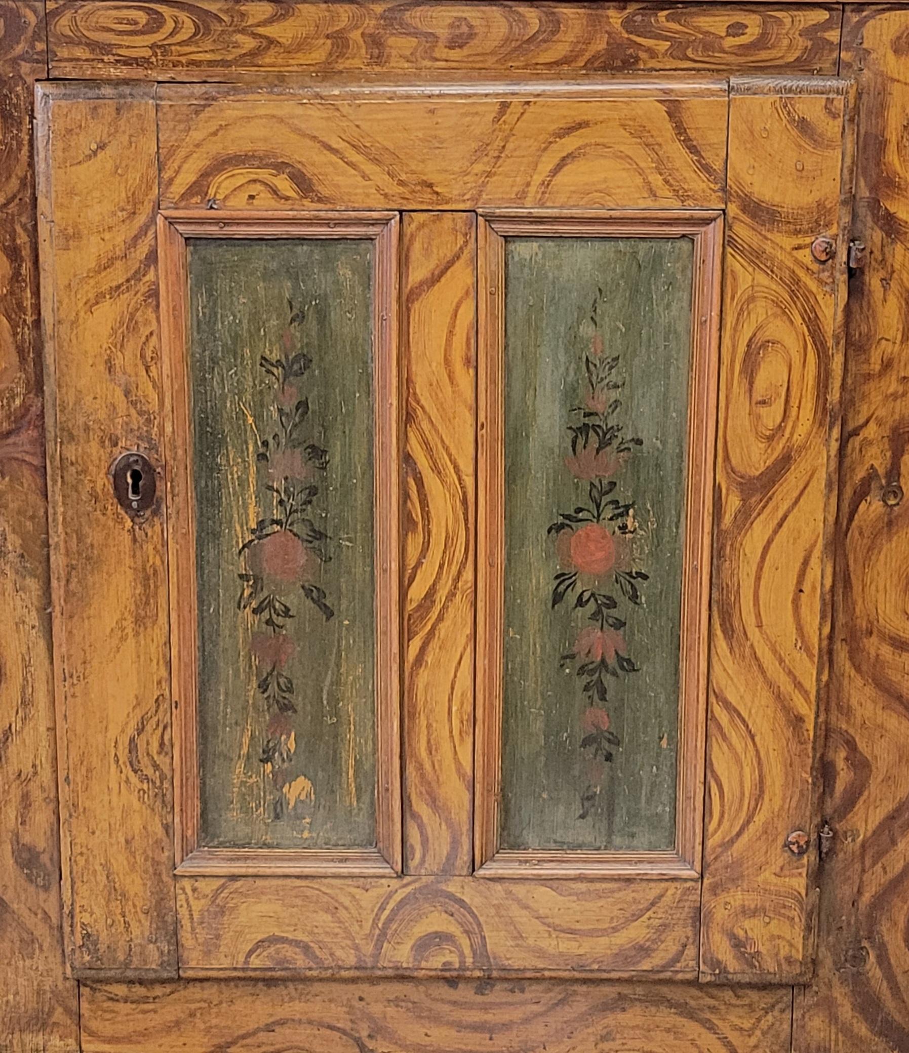 Armario Antiguo de Pino Austriaco con Pintura Faux Bois Original y Acentos Florales Austríaco en venta