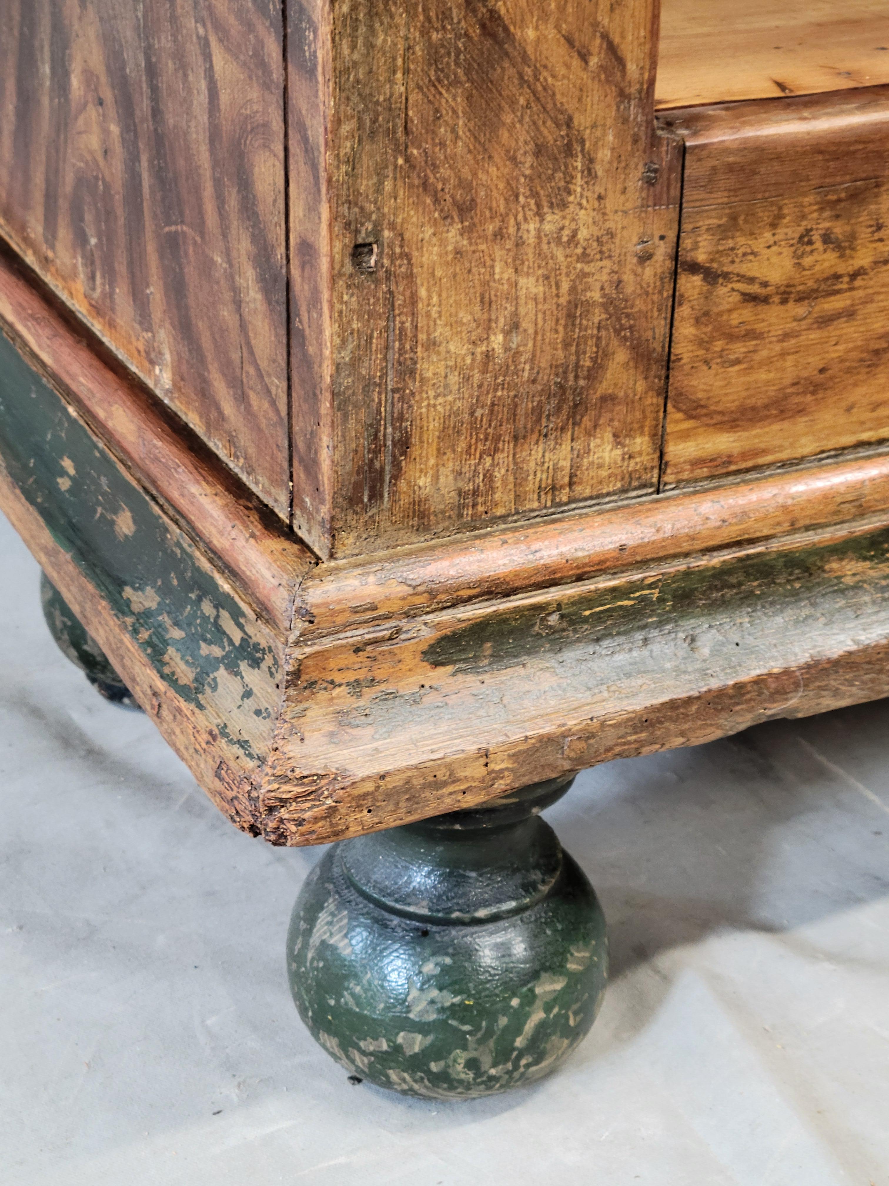 Armario Antiguo de Pino Austriaco con Pintura Faux Bois Original y Acentos Florales Hecho a mano en venta