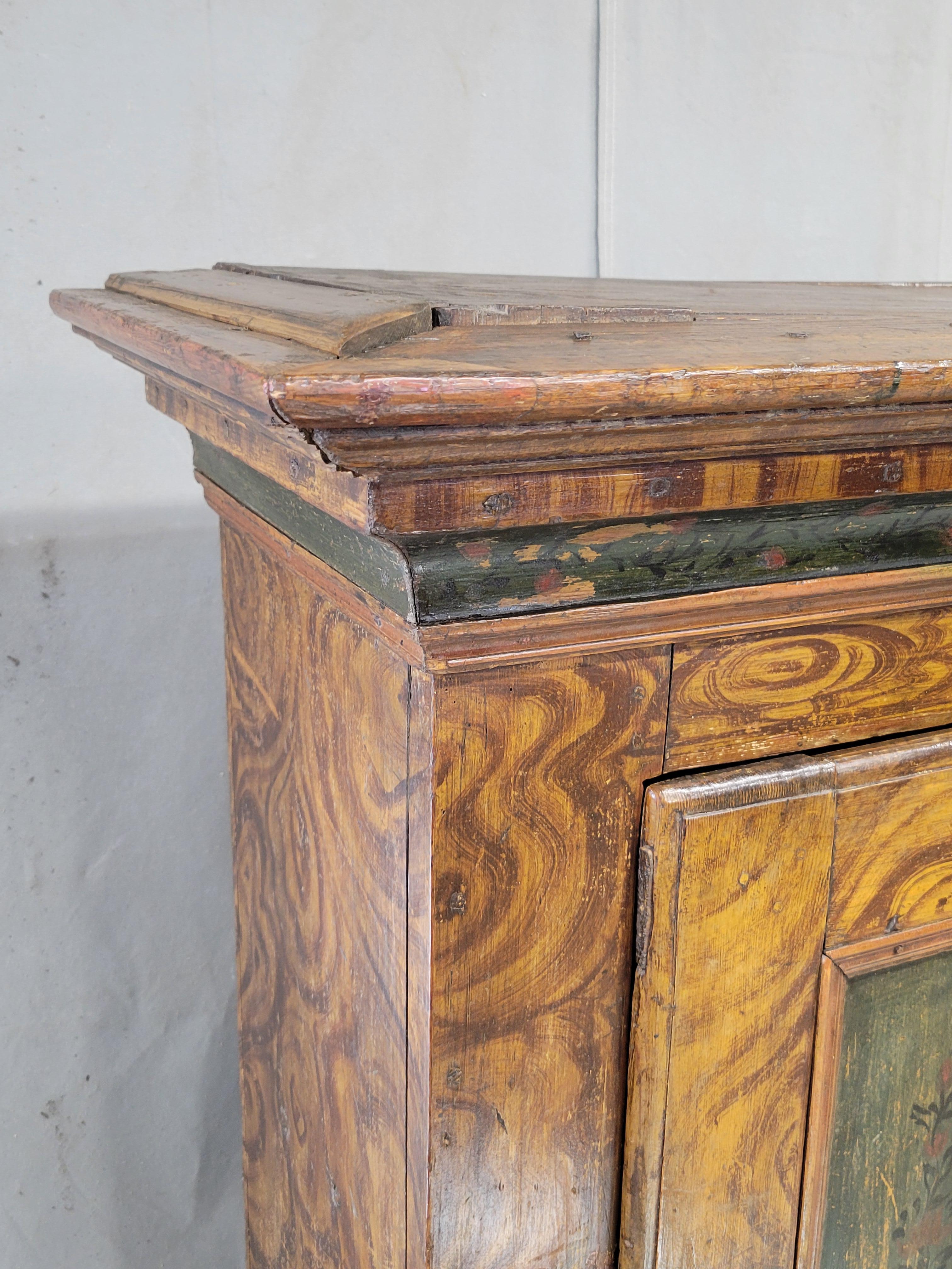 Armario Antiguo de Pino Austriaco con Pintura Faux Bois Original y Acentos Florales en Bueno estado para la venta en Centennial, CO