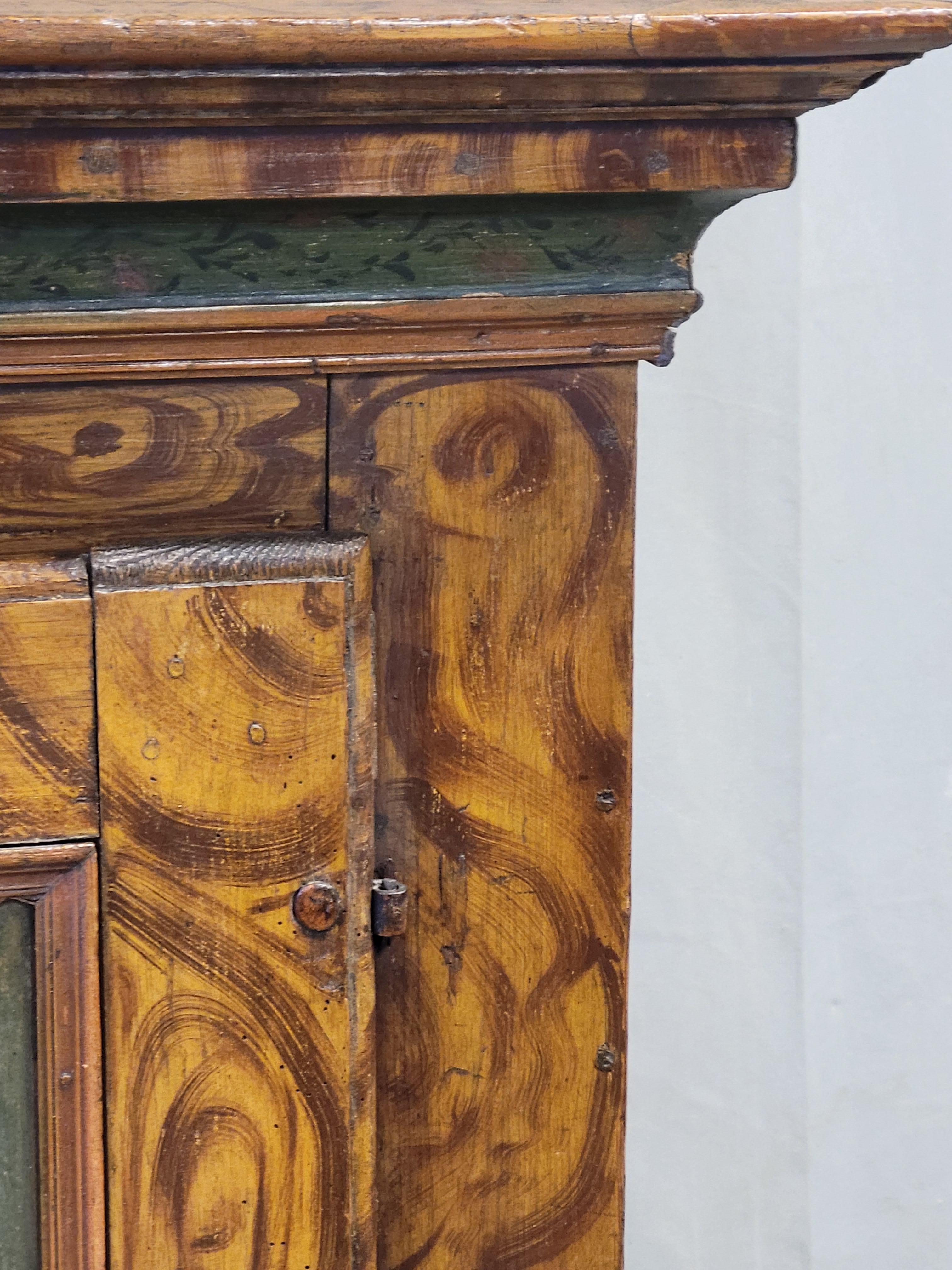Armario Antiguo de Pino Austriaco con Pintura Faux Bois Original y Acentos Florales siglo XIX en venta