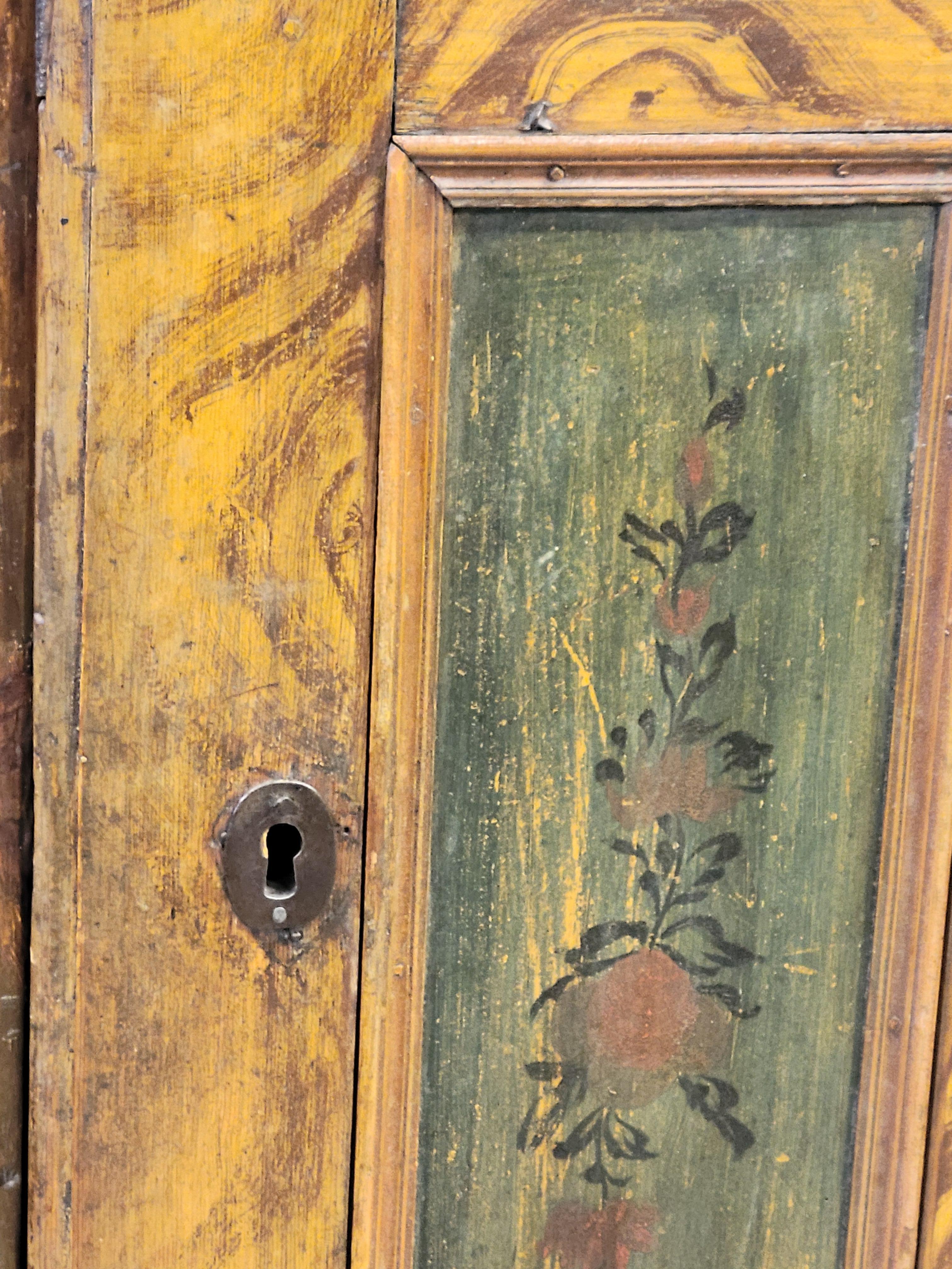 Armario Antiguo de Pino Austriaco con Pintura Faux Bois Original y Acentos Florales en venta 1