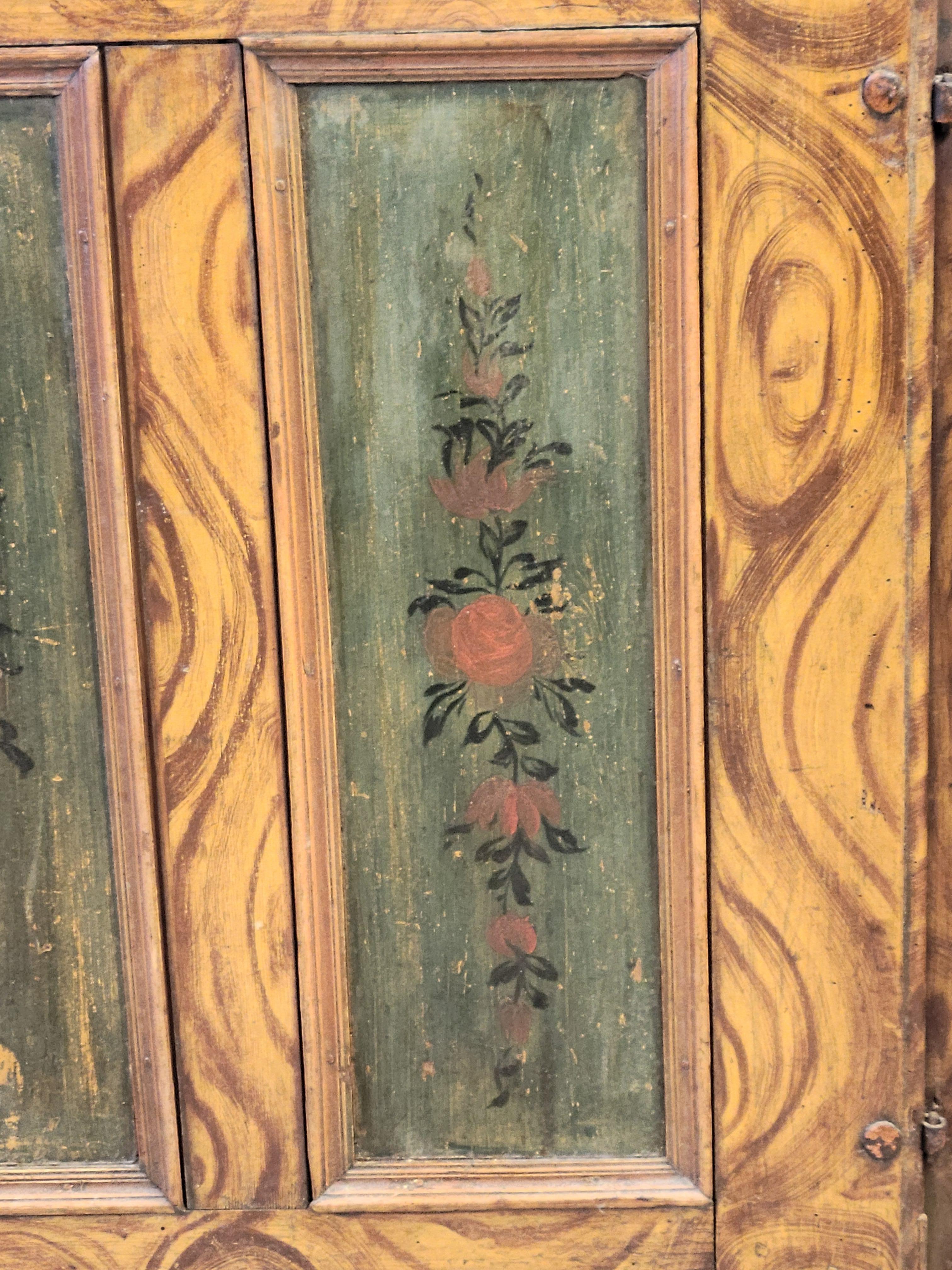 Armario Antiguo de Pino Austriaco con Pintura Faux Bois Original y Acentos Florales en venta 2